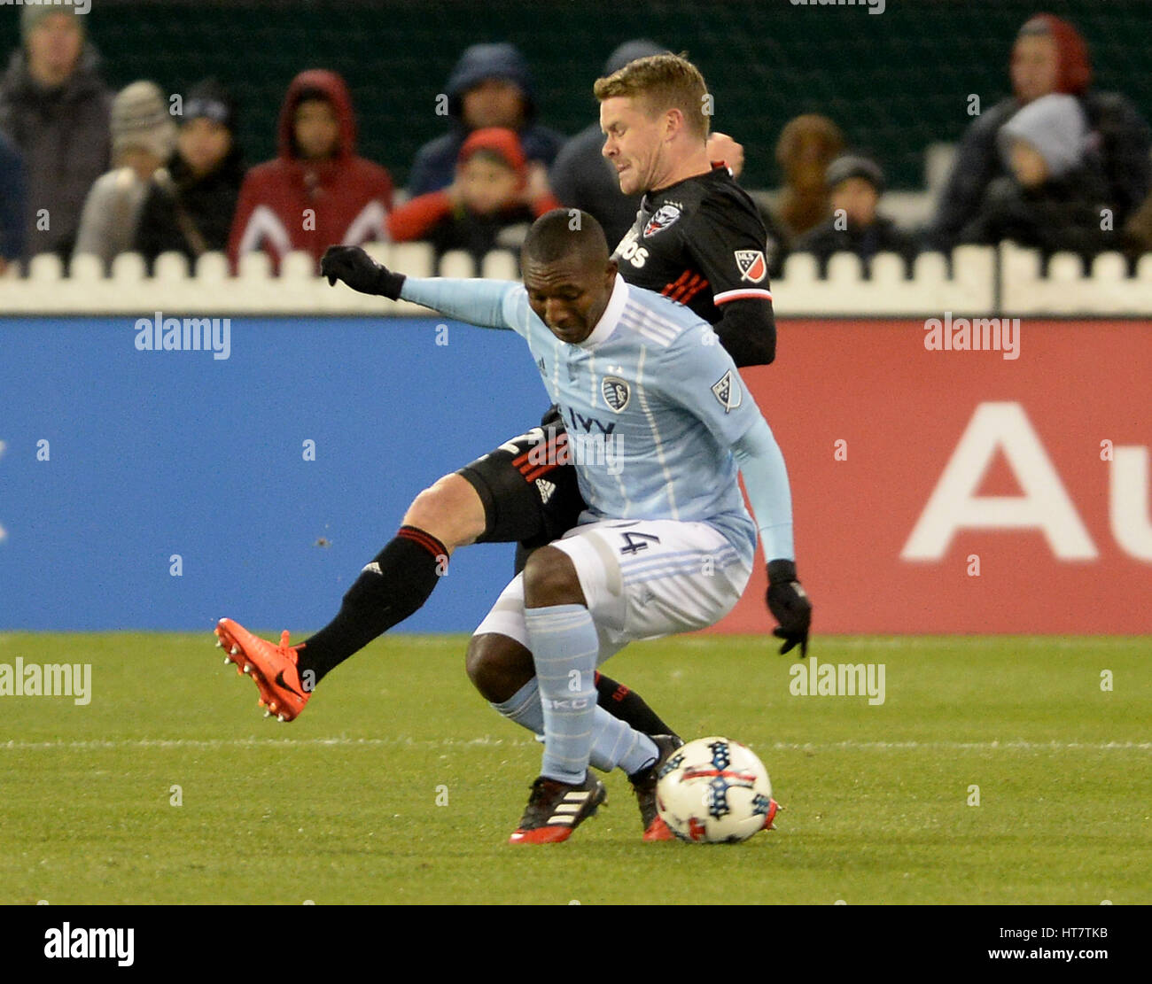 4. März 2017 - Washington, DC, USA - 20170304 - Sporting Kansas City Verteidiger JIMMY MEDRANDA (94) Kämpfe weiterhin den Ball gegen D.C. United Verteidiger TAYLOR KEMP (2) in der ersten Hälfte im RFK Stadium in Washington. (Kredit-Bild: © Chuck Myers über ZUMA Draht) Stockfoto