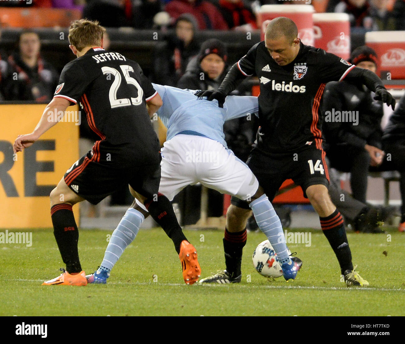 4. März 2017 - bekommt Washington, DC, USA - 20170304 - Sporting Kansas City nach vorne GERSO FERNANDES (7) gefangen zwischen D.C. United Mittelfeldspieler JARED JEFFREY (25) und D.C. United Mittelfeldspieler NICK DELEON (14) in der ersten Hälfte im RFK Stadium in Washington. (Kredit-Bild: © Chuck Myers über ZUMA Draht) Stockfoto