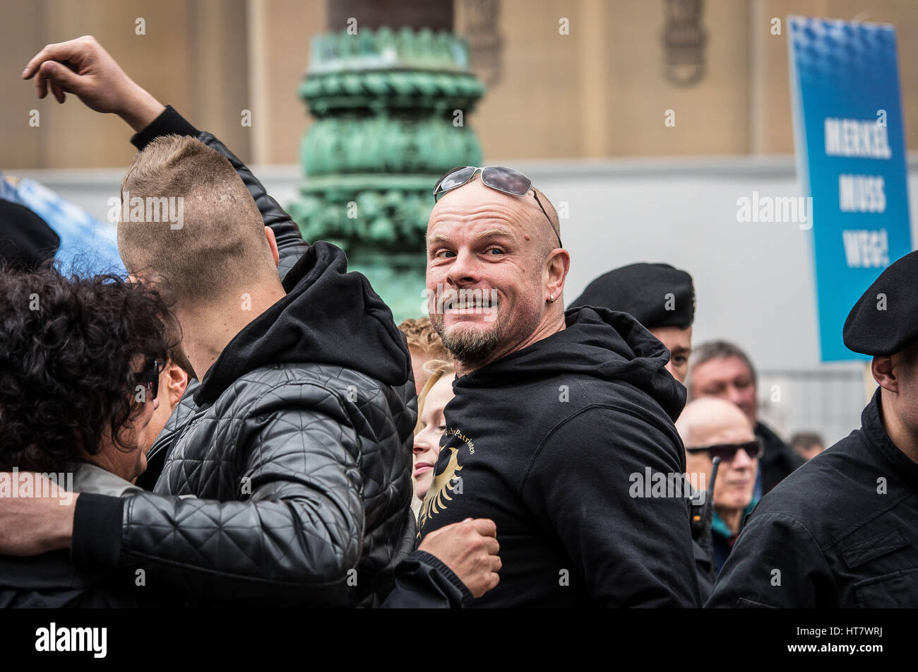 16. April 2016 - amerikanischen Recht radikale Rick Wegner Teilnahme an eine Provokation von Gegendemonstranten. Wegner hat ist auch Teil der Bundnis Deutscher Patrioten radikalen rechten Gruppe und angeblich auch Störungen mit AfD Chef Petr Bystron, Einschüchterungsversuche gegen die Eine-Welt-Haus (linke Kulturzentrum) verwenden. In einem früheren Interview behauptet Wegner Beraterin '' Pegida'' werden. Wegner beteiligte sich auch an eine gewalttätige Auseinandersetzung an der LMU Universität gegen Studierende mit einer Demonstration, die von Mitgliedern der Junge Alternative - ein Student Gro gestört Stockfoto