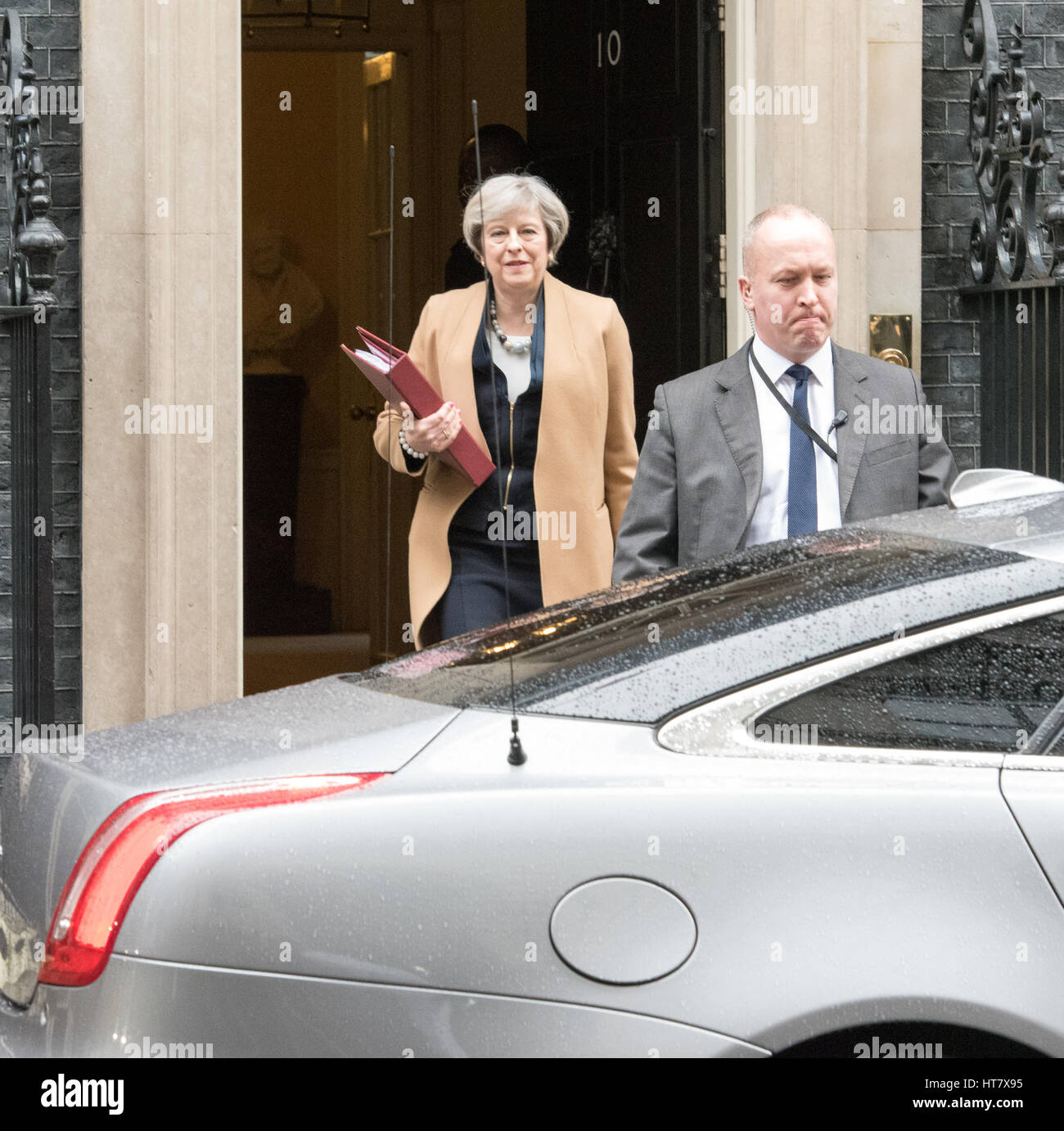 London, UK. 8. März 2017. Der Ministerpräsident verlässt 10 Downing Street vor dem Haushalt Credit: Ian Davidson/Alamy Live News Stockfoto
