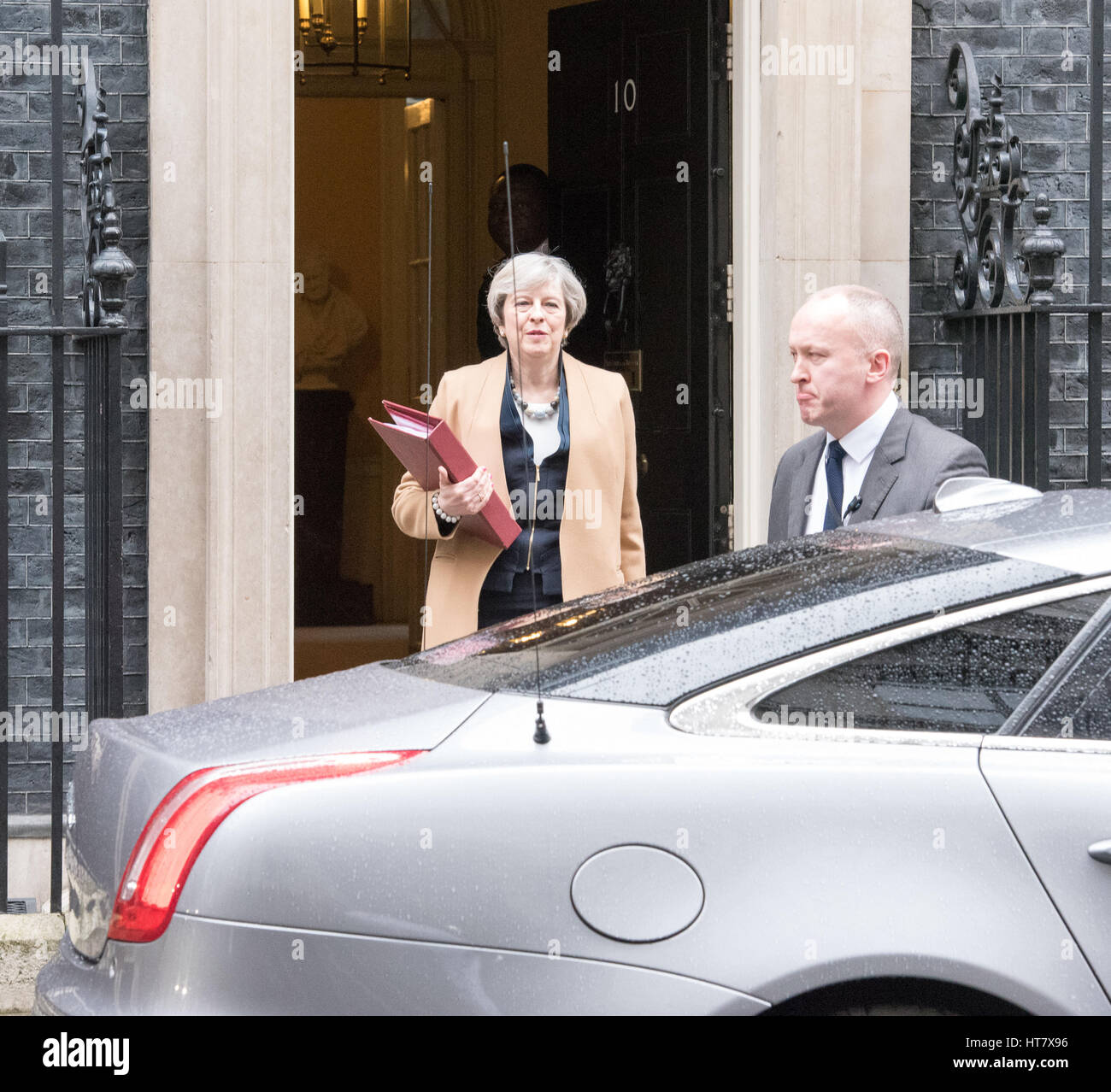 London, UK. 8. März 2017. Der Ministerpräsident verlässt 10 Downing Street vor dem Haushalt Credit: Ian Davidson/Alamy Live News Stockfoto