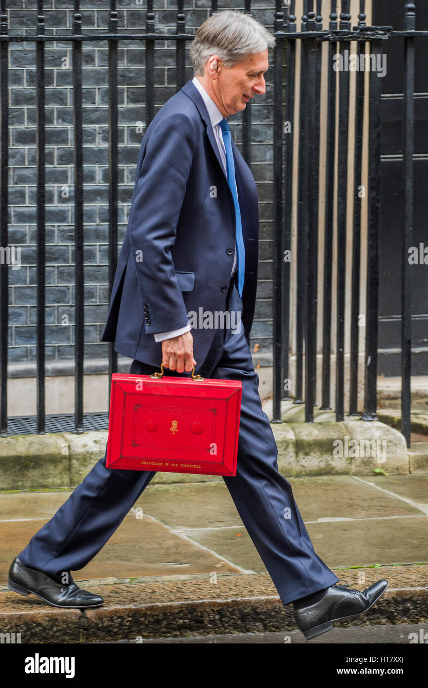 London, UK. 8. März 2017. Philip Hammond, Kanzler des Finanzministeriums Schritte weg vom Rand als er Downing Street mit der Haushaltsrede in seinem roten Blätter Versand Box - Budget Tag in Westminster - London 8. März 2017. Bildnachweis: Guy Bell/Alamy Live-Nachrichten Stockfoto