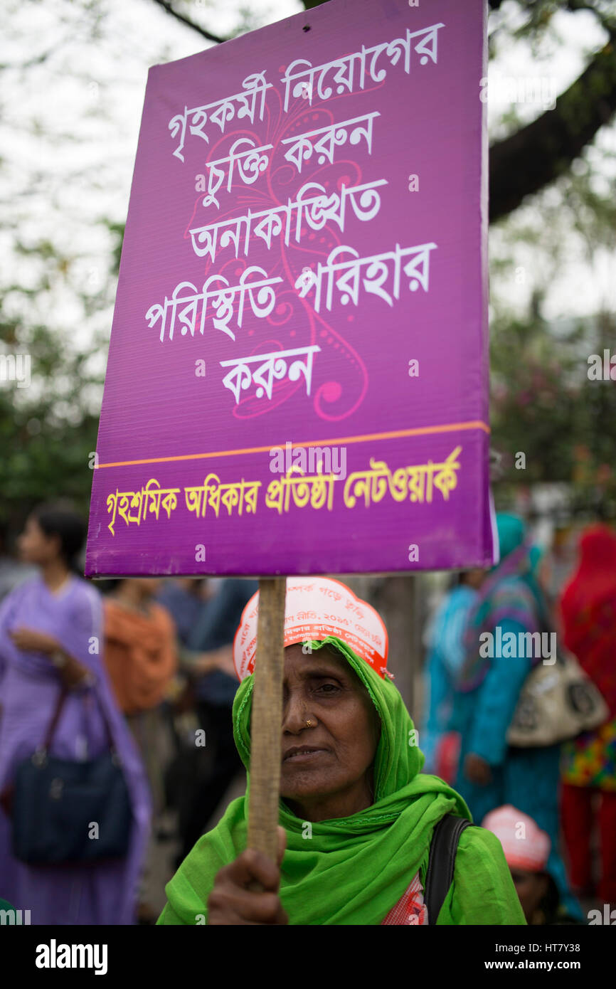 Dhaka, Bangladesch. 8. März 2017. Bangladesch-Aktivisten und Textilarbeiterinnen besuchen eine Kundgebung vor dem National Press Club beim Internationalen Frauentag in Dhaka, Bangladesch am 8. März 2017. Mehrere Frauen Organisation verlangte Gleichbehandlung, Verbesserung der Arbeitsbedingungen Sicherheit und Maßnahmen zur Bekämpfung von Gewalt gegen Frauen. Bildnachweis: Zakir Hossain Chowdhury Zakir/Alamy Live-Nachrichten Stockfoto