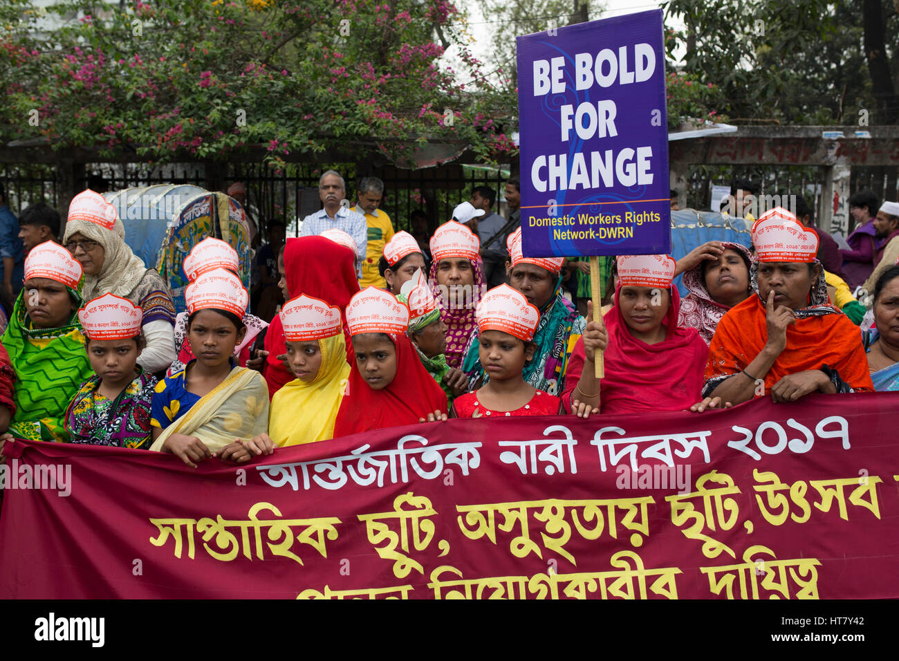 Dhaka, Bangladesch. 8. März 2017. Bangladesch-Aktivisten und Textilarbeiterinnen besuchen eine Kundgebung vor dem National Press Club beim Internationalen Frauentag in Dhaka, Bangladesch am 8. März 2017. Mehrere Frauen Organisation verlangte Gleichbehandlung, Verbesserung der Arbeitsbedingungen Sicherheit und Maßnahmen zur Bekämpfung von Gewalt gegen Frauen. Bildnachweis: Zakir Hossain Chowdhury Zakir/Alamy Live-Nachrichten Stockfoto