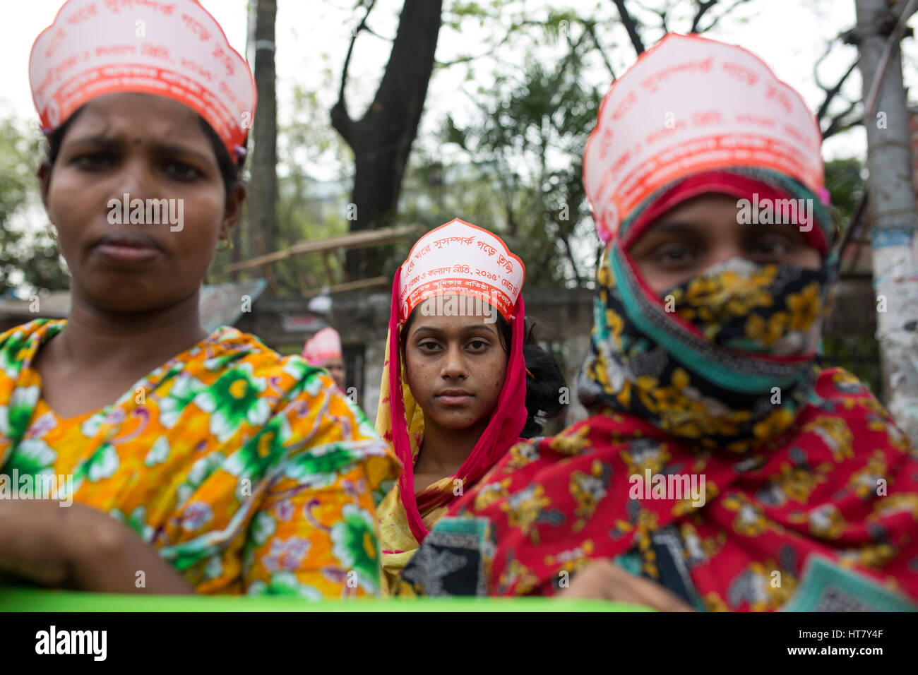 Dhaka, Bangladesch. 8. März 2017. Bangladesch-Aktivisten und Textilarbeiterinnen besuchen eine Kundgebung vor dem National Press Club beim Internationalen Frauentag in Dhaka, Bangladesch am 8. März 2017. Mehrere Frauen Organisation verlangte Gleichbehandlung, Verbesserung der Arbeitsbedingungen Sicherheit und Maßnahmen zur Bekämpfung von Gewalt gegen Frauen. Bildnachweis: Zakir Hossain Chowdhury Zakir/Alamy Live-Nachrichten Stockfoto