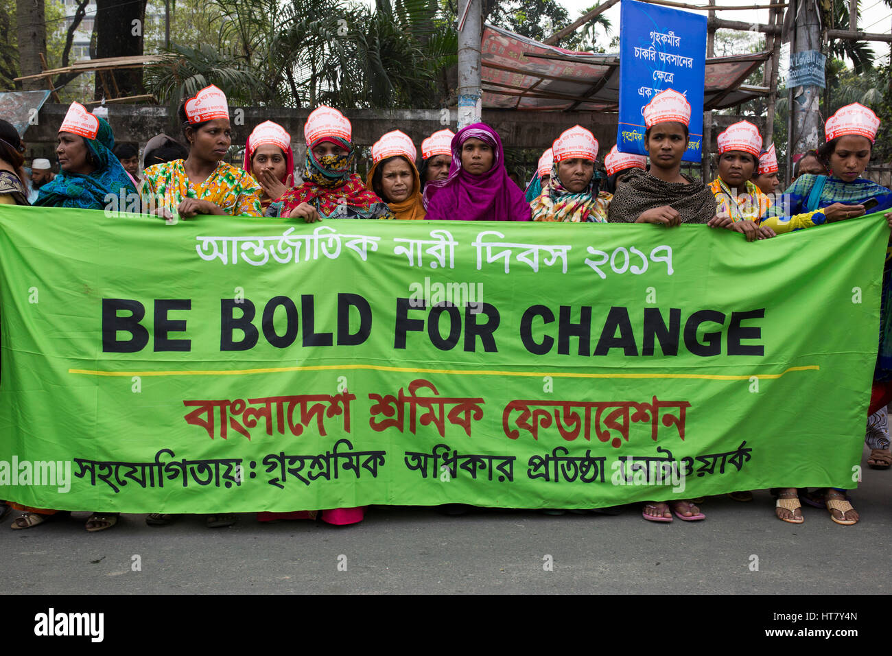 Dhaka, Bangladesch. 8. März 2017. Bangladesch-Aktivisten und Textilarbeiterinnen besuchen eine Kundgebung vor dem National Press Club beim Internationalen Frauentag in Dhaka, Bangladesch am 8. März 2017. Mehrere Frauen Organisation verlangte Gleichbehandlung, Verbesserung der Arbeitsbedingungen Sicherheit und Maßnahmen zur Bekämpfung von Gewalt gegen Frauen. Bildnachweis: Zakir Hossain Chowdhury Zakir/Alamy Live-Nachrichten Stockfoto