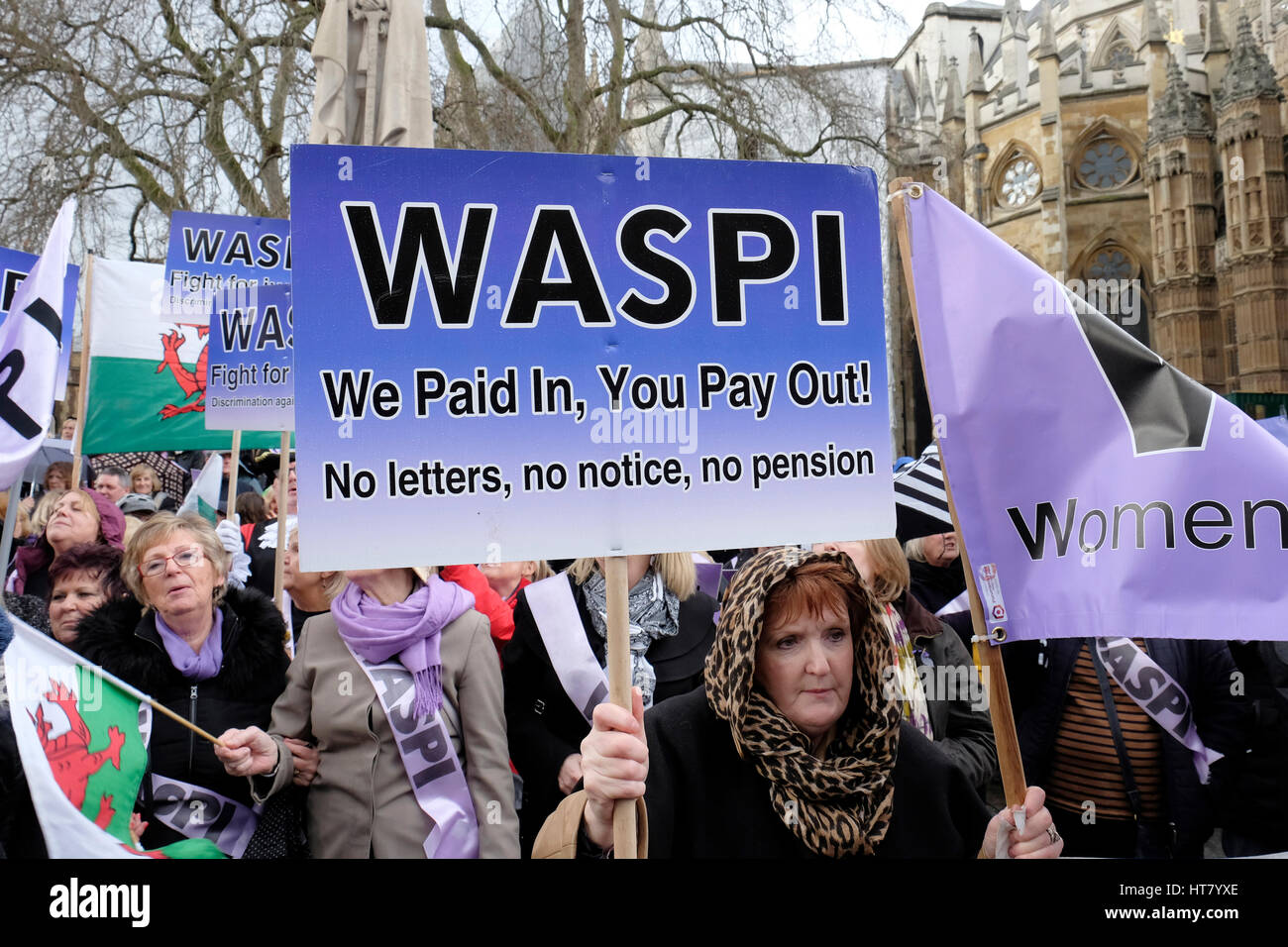 London, UK, 8. März 2017. Hunderte von Frauen inszenieren einen Protest gegen Rente ändert, wie die Kanzlerin sein Budget liefert. Bildnachweis: Yanice Cesari / Alamy Live News Stockfoto