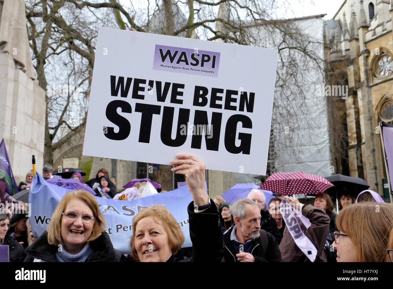 London, UK, 8. März 2017. Hunderte von Frauen inszenieren einen Protest gegen Rente ändert, wie die Kanzlerin sein Budget liefert. Bildnachweis: Yanice Cesari / Alamy Live News Stockfoto