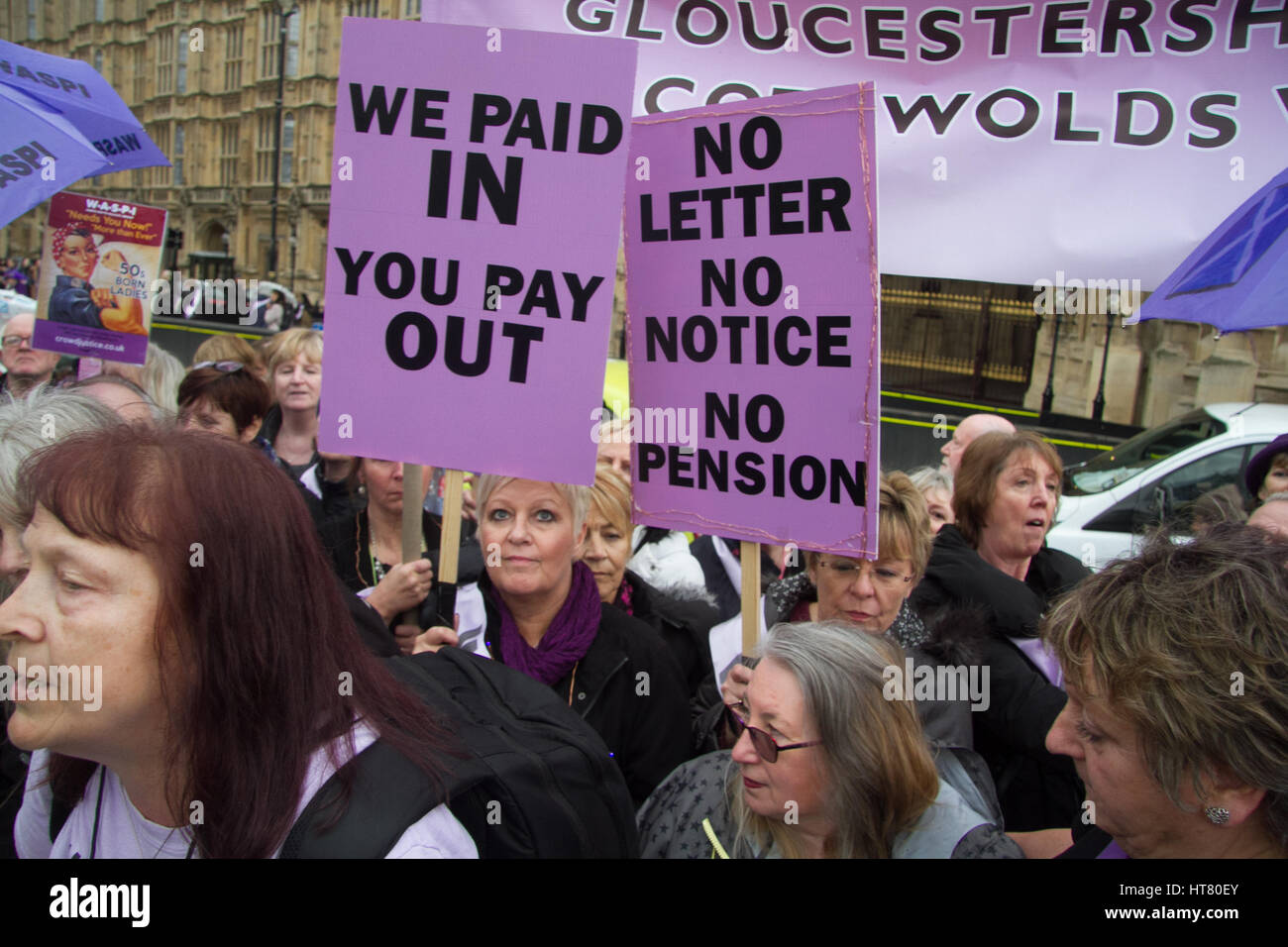 London, Großbritannien. 8. März Hunderte Frauen von waspi Frauen gegen staatliche Rente Ungleichheit gekleidet in traditionelle Lila, außerhalb des Parlaments auf den Internationalen versammelt, um gegen die Ungerechtigkeit, die Frauen in den 50er geboren, s (am oder nach dem 6. April 1951) in Bezug auf die Änderungen an ihrer staatlichen Rente Kredit: Amer ghazzal/Alamy Leben Nachrichten zu demonstrieren Stockfoto