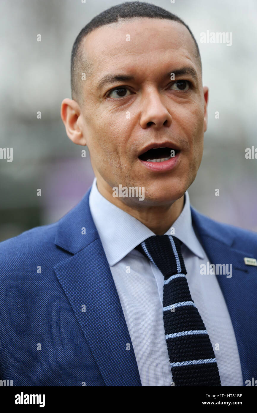 College Green, London, UK 8. März 2017 - Clive Lewis MP gibt Medien-Interview am College Green am Budget. Stockfoto