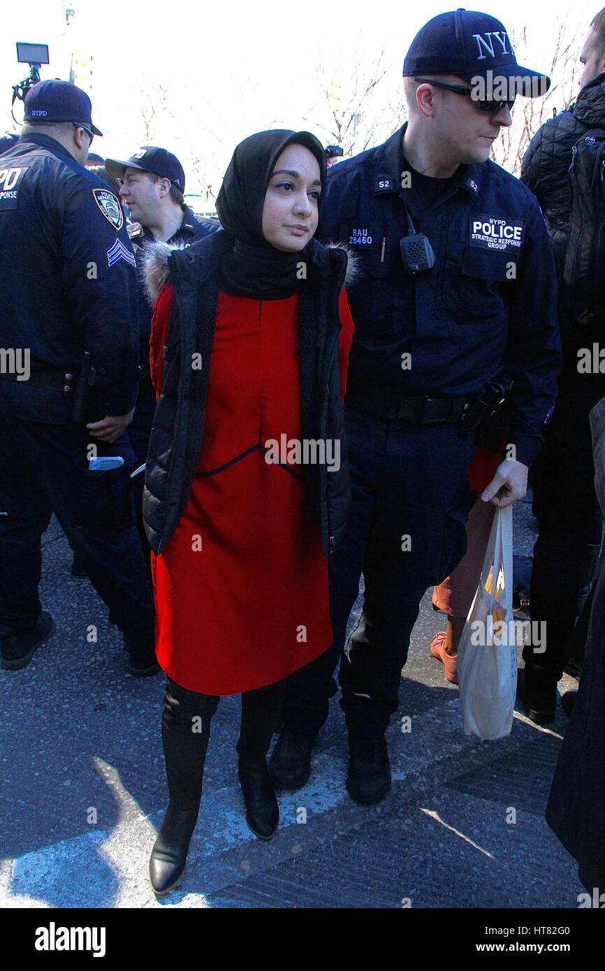 New York, NY, USA. 8. März 2017. Eine nicht identifizierte Muslimin Demonstrant durch New York Police Department (NYPD) während der 'Tag ohne Frau' Protest vor dem Trump International Hotel in New York City am 8. März 2017 verhaftet. Bildnachweis: Rainmaker Fotomedien/Punch/Alamy Live-Nachrichten Stockfoto