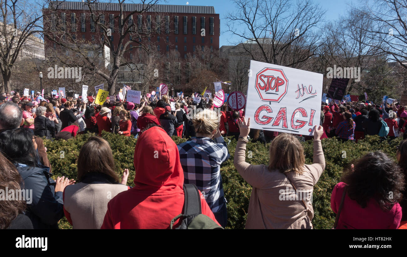 Washington, DC, USA. 8. März 2017. Demonstranten gegenüber dem weißen Haus in Lafayette Park, Teil des landesweiten Protesten "Tag ohne a Woman".  Diese Rallye wurde organisiert, um zu protestieren, was als die "global Gag Rule", Regan-Ära in der Regel die Präsident Donald Trump wieder bekannt.  Die Regel besagt, dass die Vereinigten Staaten nicht mehr Hilfe für ausländische (nicht-US) Non-Profit-Organisationen bieten wird, die Abtreibungen.  Weiße Haus im Hintergrund. Bildnachweis: Bob Korn/Alamy Live-Nachrichten Stockfoto