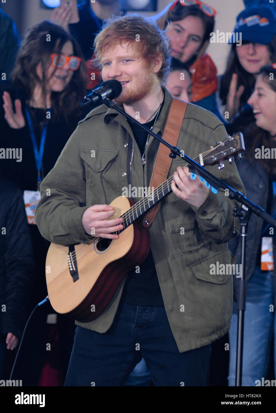 New York, USA. 8. März 2017. Ed Sheeran führt 8. März 2017 auf NBC "Today" am Rockefeller Plaza in New York City. Bildnachweis: Erik Pendzich/Alamy Live-Nachrichten Stockfoto