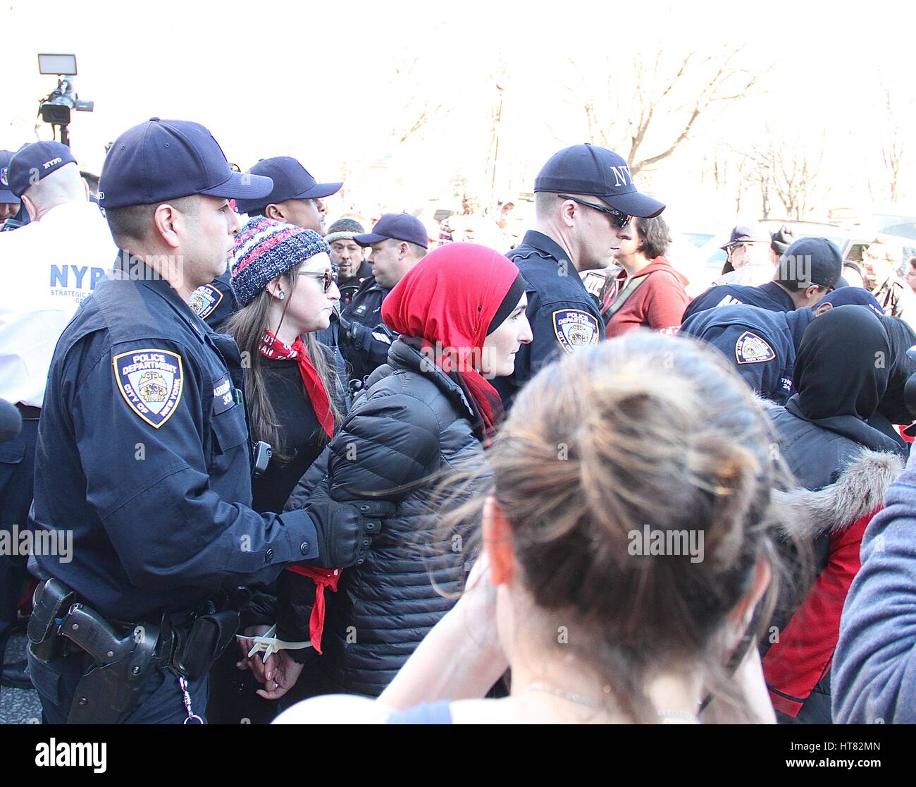 New York, NY, USA. 8. März 2017. Linda Sarsour durch New York Police Department (NYPD) während der 'Tag ohne Frau' Protest vor dem Trump International Hotel in New York City am 8. März 2017 verhaftet. Bildnachweis: Rainmaker Fotomedien/Punch/Alamy Live-Nachrichten Stockfoto