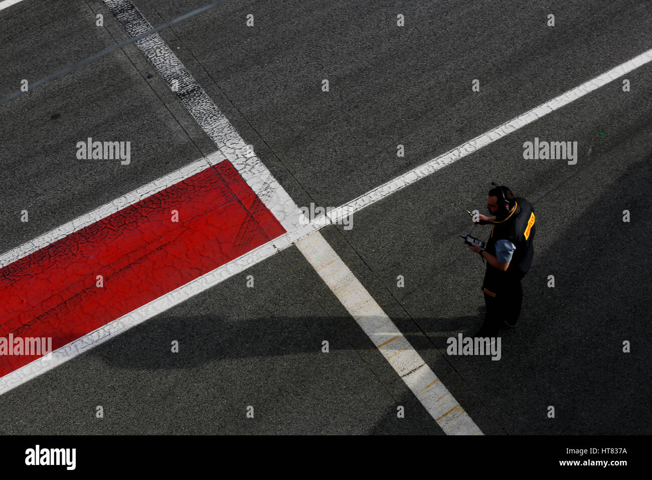 Barcelona, Spanien. 8. März 2017.  Pirelli-Techniker während der Formel 1 TEST Tage Saison 2, Tag 2 in Montmeló, Spanien Foto: Cronos/Omar Arnau Credit: Cronos Foto/Alamy Live News Stockfoto