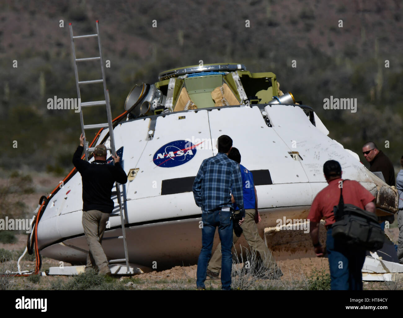 Yuma, Arizona, USA. 8. März 2017. NASA-Erholung-Team-Mitglieder bei der Landung Anblick betreuen über ein Modell der Orion-Raumschiff kam es aus einer c-17 Flugzeug am frühen Mittwoch Morgen auf der US-Armee Yuma Proving Ground in Arizona. Der Test fand am 09:30 auf einer Höhe von 25.000 Fuß, nach Aussage von der Agentur.  Der Fallschirm-Test simulieren, was passieren würde, wenn eine Abbruch-Sequenz im Orion Start stattfand. Bildnachweis: ZUMA Press, Inc./Alamy Live-Nachrichten Stockfoto