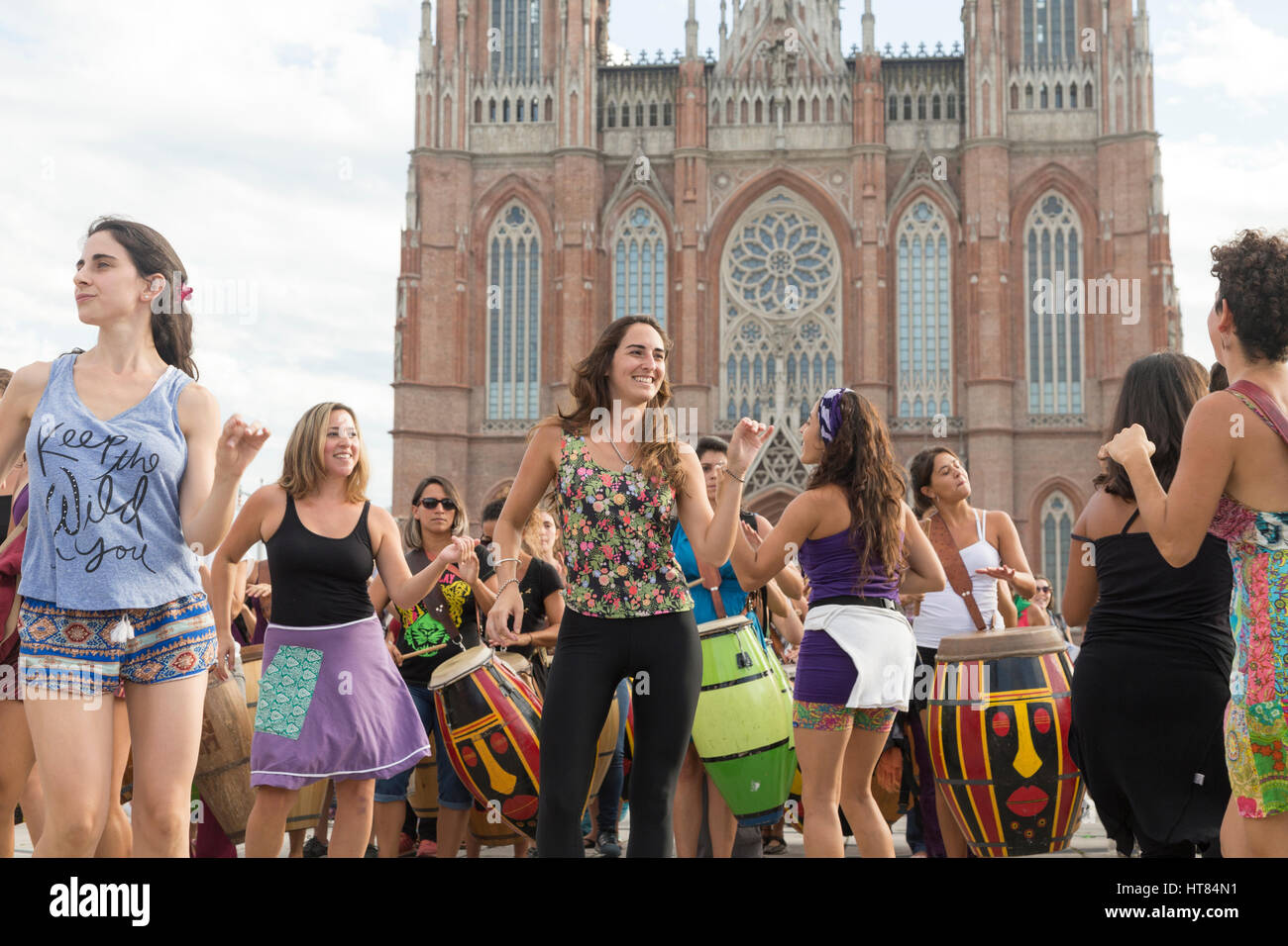 La Plata, Argentinien. 8. März 2017. Mädchen tanzen. Soziale, Student und politischer Organisationen versammelten sich heute Nachmittag im Plaza Moreno. Federico Julien/Alamy Live-Nachrichten Stockfoto