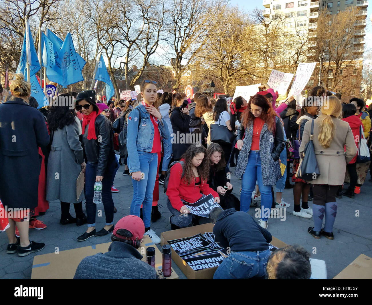 New York City, USA. 8. März 2017. Demonstranten versammelten sich in Washington Square Park in lower Manhattan zur Unterstützung der Arbeit Kampagnen, Migranten Rechte Heiligtum Campus Kampagnen und andere Bewegungen. Bildnachweis: Ward Pettibone/Alamy Live-Nachrichten. Stockfoto