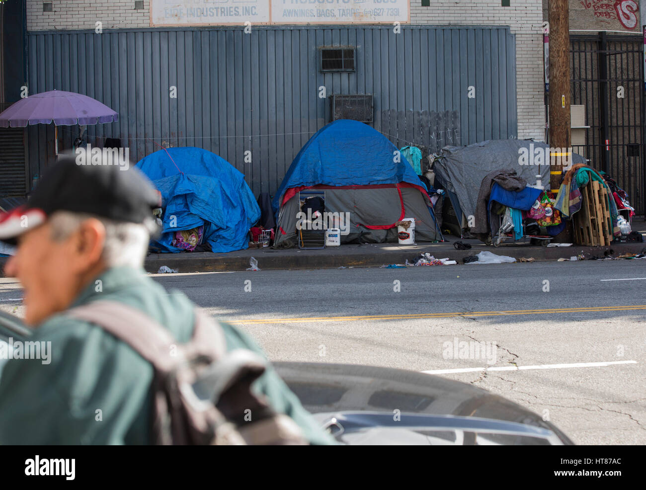 Los Angeles, Kalifornien, USA. 6. Januar 2017. Ein Mann geht vorbei an Zelte besetzt von Obdachlosen auf Skid Row Kredit: Jonathan Alcorn/ZUMA Draht/Alamy Live News Stockfoto