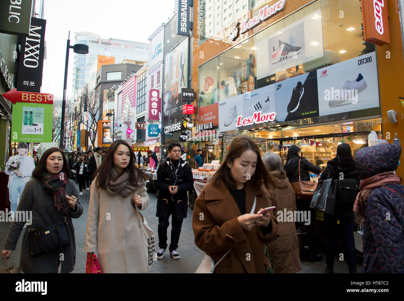 Myeongdong Einkaufsstraße, 7. März 2017: Myeongdong Einkaufsmeile, die berühmte shopping-Mekka für Touristen aus anderen Ländern in Seoul, Südkorea, China und Japan ist. China bestellt letzte Woche ihre Reisebüros zur Einstellung des Verkaufs von Gruppenreisen nach Südkorea nach südkoreanischen Verteidigungsministerium schloss einen deal mit Lotte Group eine Terminal hohe Höhe Area Defense (THAAD) Batterie der US-Armee auf einem Lotte-Golfplatz in Seongju, etwa 260 km südöstlich von Seoul bereitstellen. Die USA und Südkorea hatten vereinbart, die Anti-Rakete-Batterie mit einem leistungsstarken Radar Zähler Rakete t-station Stockfoto