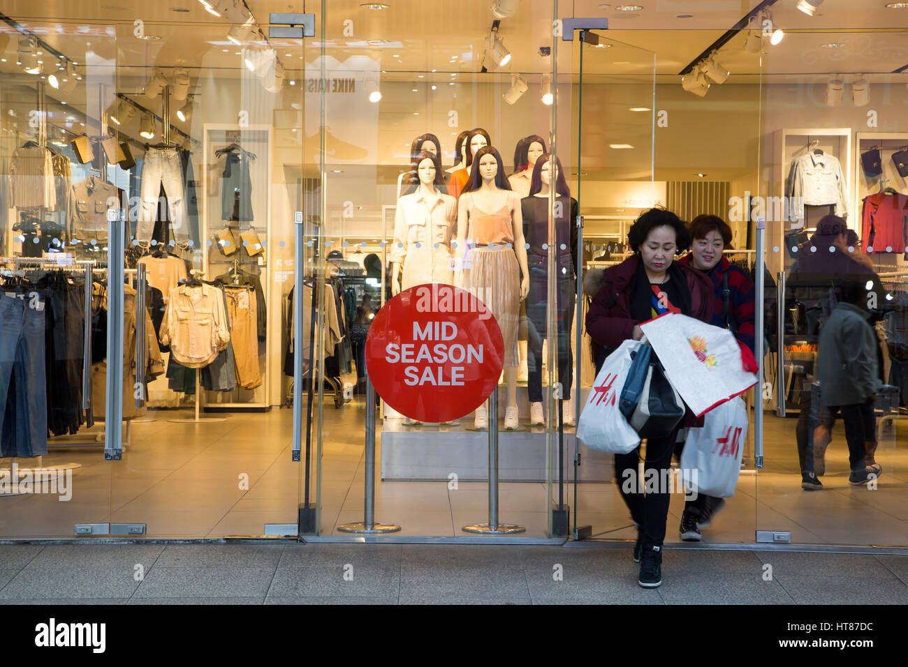 Myeongdong Einkaufsstraße, 7. März 2017: Myeongdong Einkaufsmeile, die berühmte shopping-Mekka für Touristen aus anderen Ländern in Seoul, Südkorea, China und Japan ist. China bestellt letzte Woche ihre Reisebüros zur Einstellung des Verkaufs von Gruppenreisen nach Südkorea nach südkoreanischen Verteidigungsministerium schloss einen deal mit Lotte Group eine Terminal hohe Höhe Area Defense (THAAD) Batterie der US-Armee auf einem Lotte-Golfplatz in Seongju, etwa 260 km südöstlich von Seoul bereitstellen. Die USA und Südkorea hatten vereinbart, die Anti-Rakete-Batterie mit einem leistungsstarken Radar Zähler Rakete t-station Stockfoto