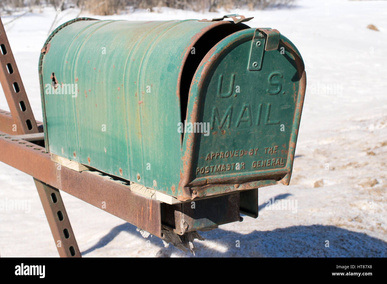 Verlassene Postfach im Winter Stockfoto