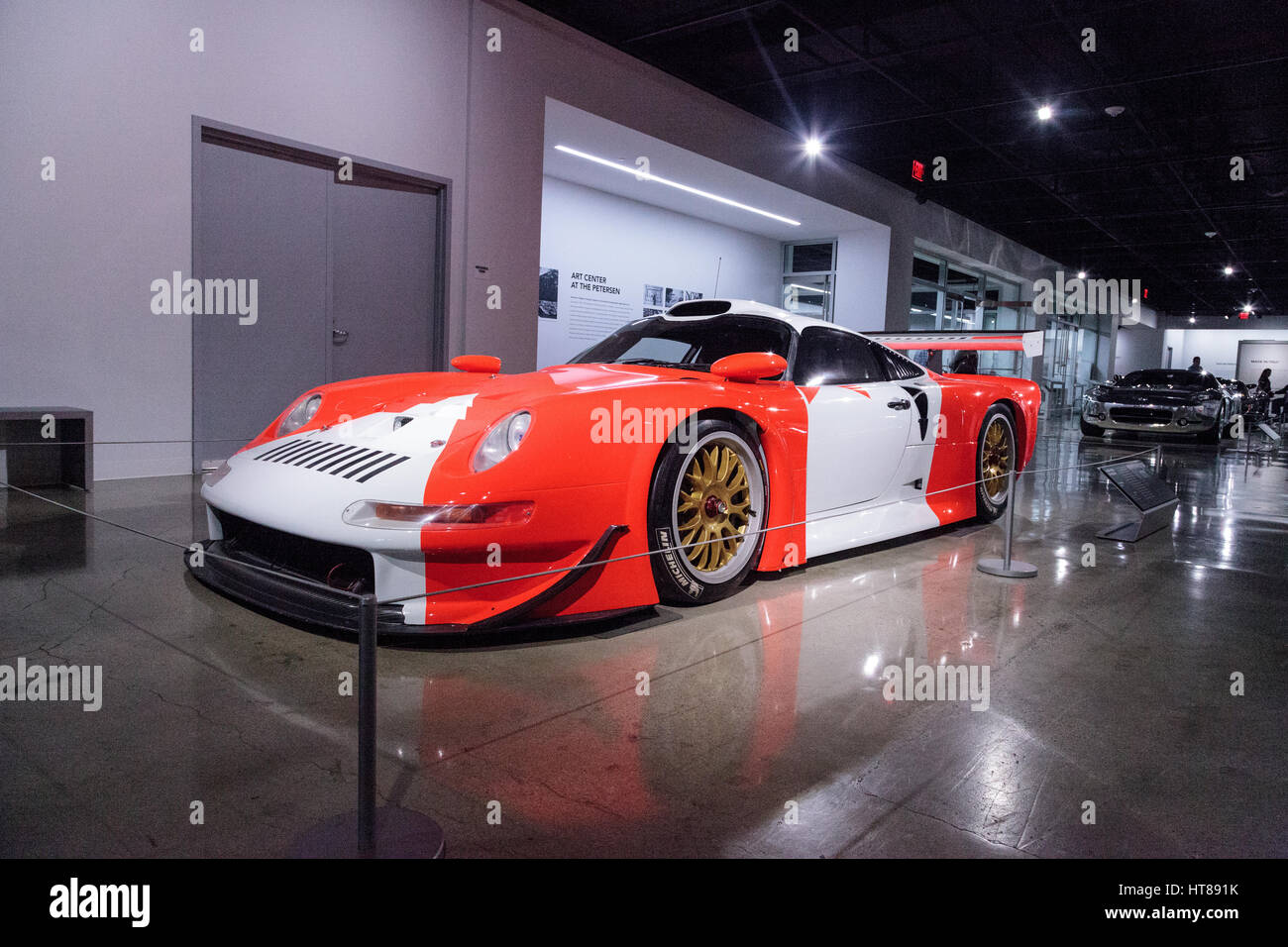 Los Angeles Ca Usa 4 Marz 17 Weiss Und Rot 1997 Porsche 911 Gt1 Aus Der Sammlung Von Kerry Morse Im Petersen Automotive Museum In Los A Stockfotografie Alamy