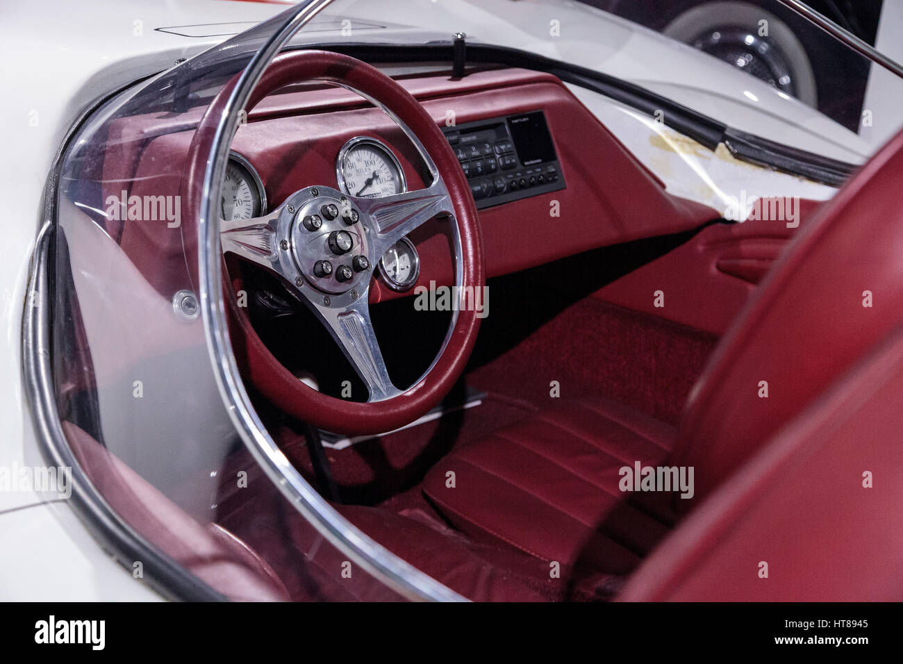 Los Angeles, CA, USA - 4. März 2017: White 1999 Mach 5 Speed Racer Prototyp bei Petersen Automotive Museum in Los Angeles, Kalifornien, Vereinigte Sta Stockfoto