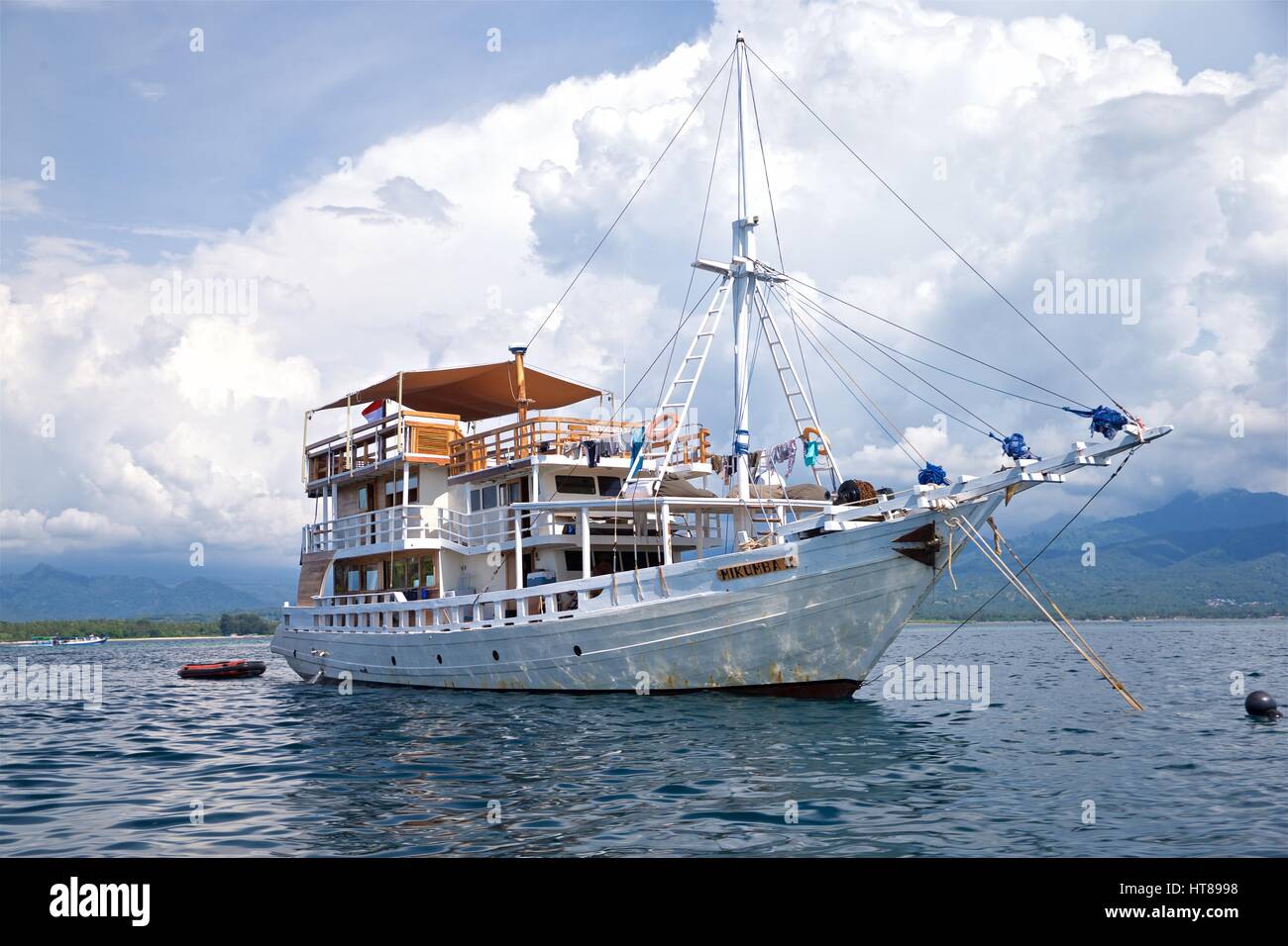 Weißes indonesisches Phinisi renoviertes Luxusboot Stockfoto