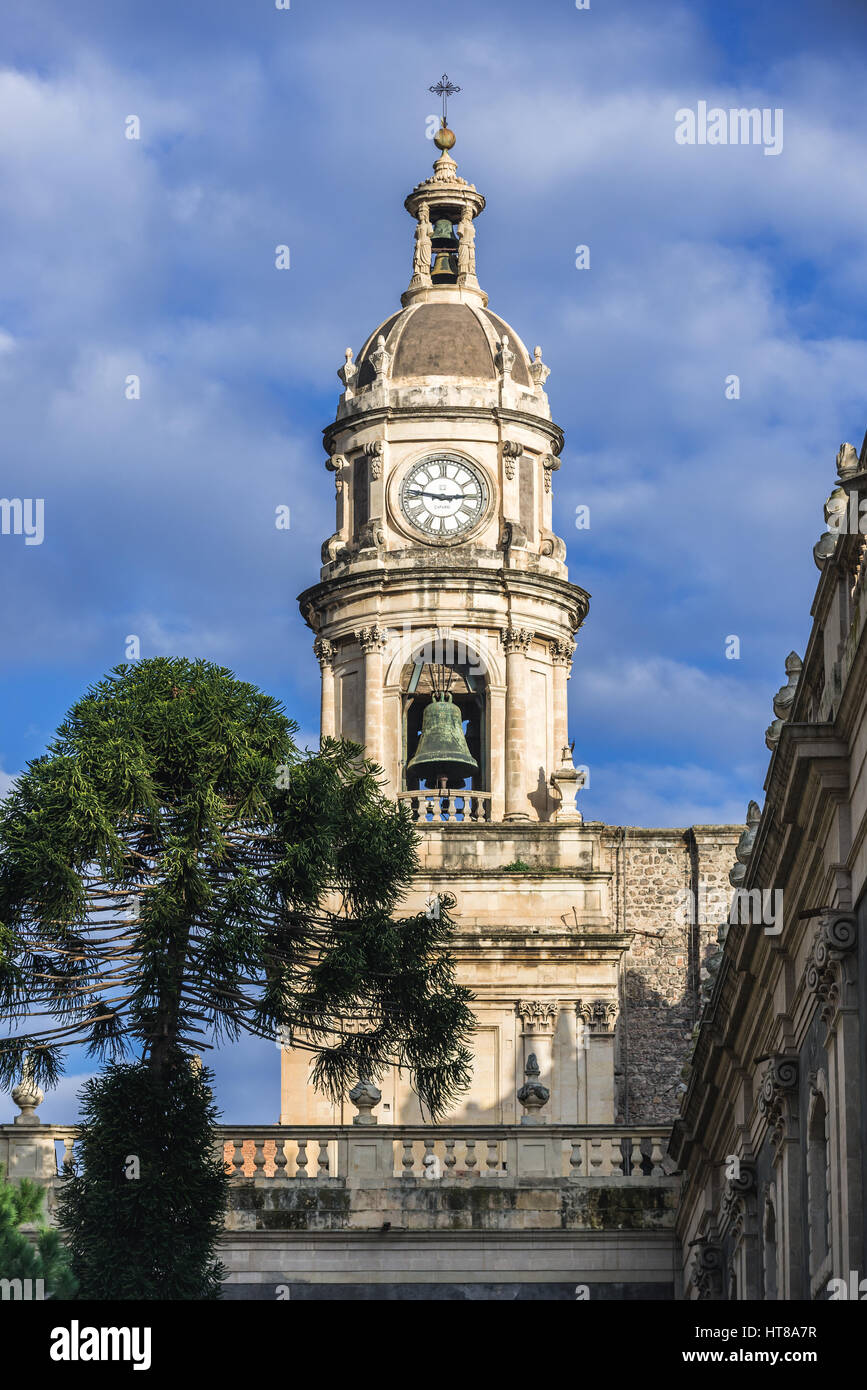 Glockenturm der römisch-katholischen Metropolitan Kathedrale von St. Agatha am Domplatz in Catania Stadt auf der Ostseite der Insel Sizilien, Italien Stockfoto