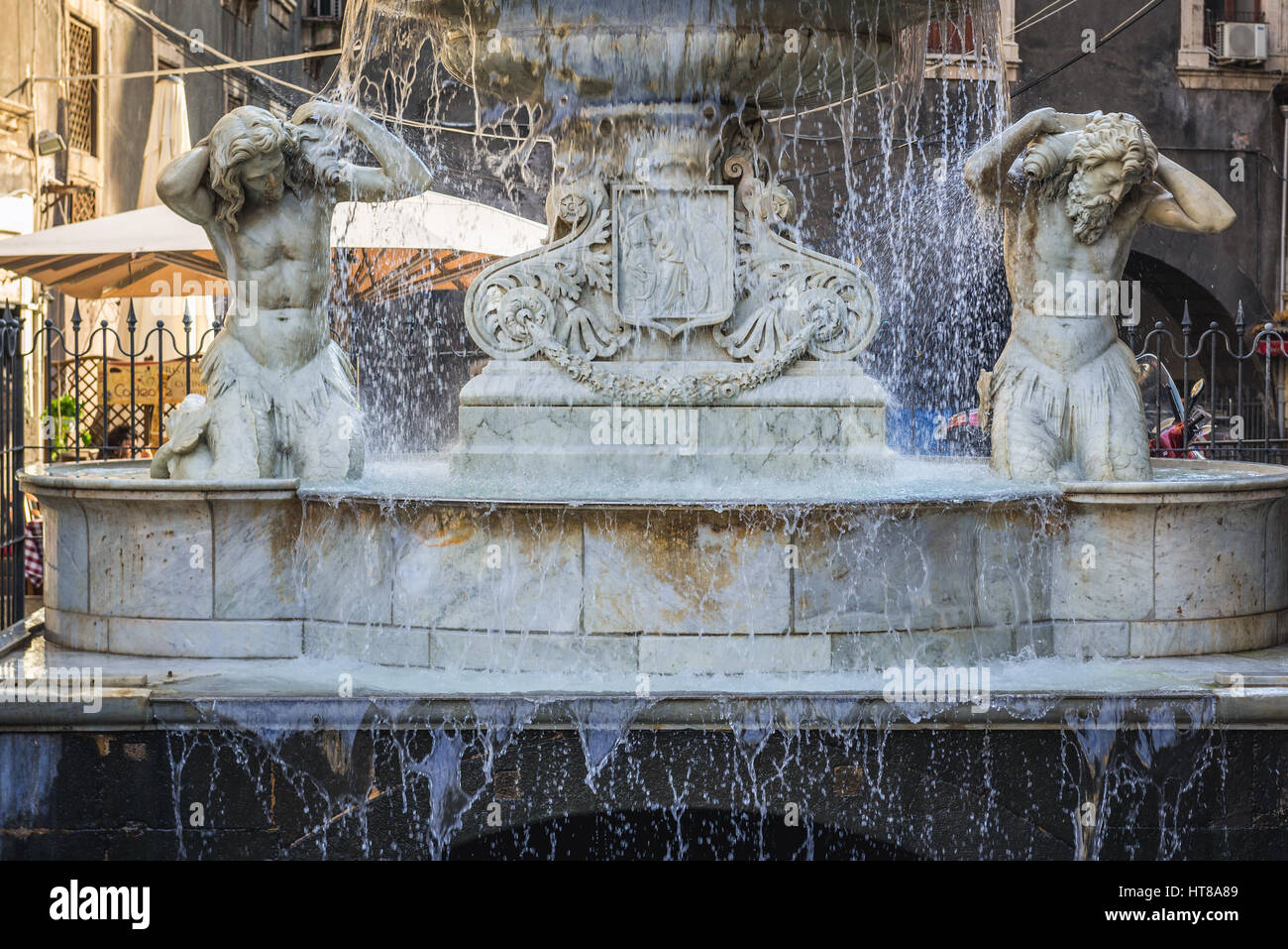 Details zu Amenano-Brunnen (Fontana Dell Amenano) neben Domplatz (Piazza del Duomo) in der Stadt Catania auf der Ostseite der Insel Sizilien, Ital Stockfoto