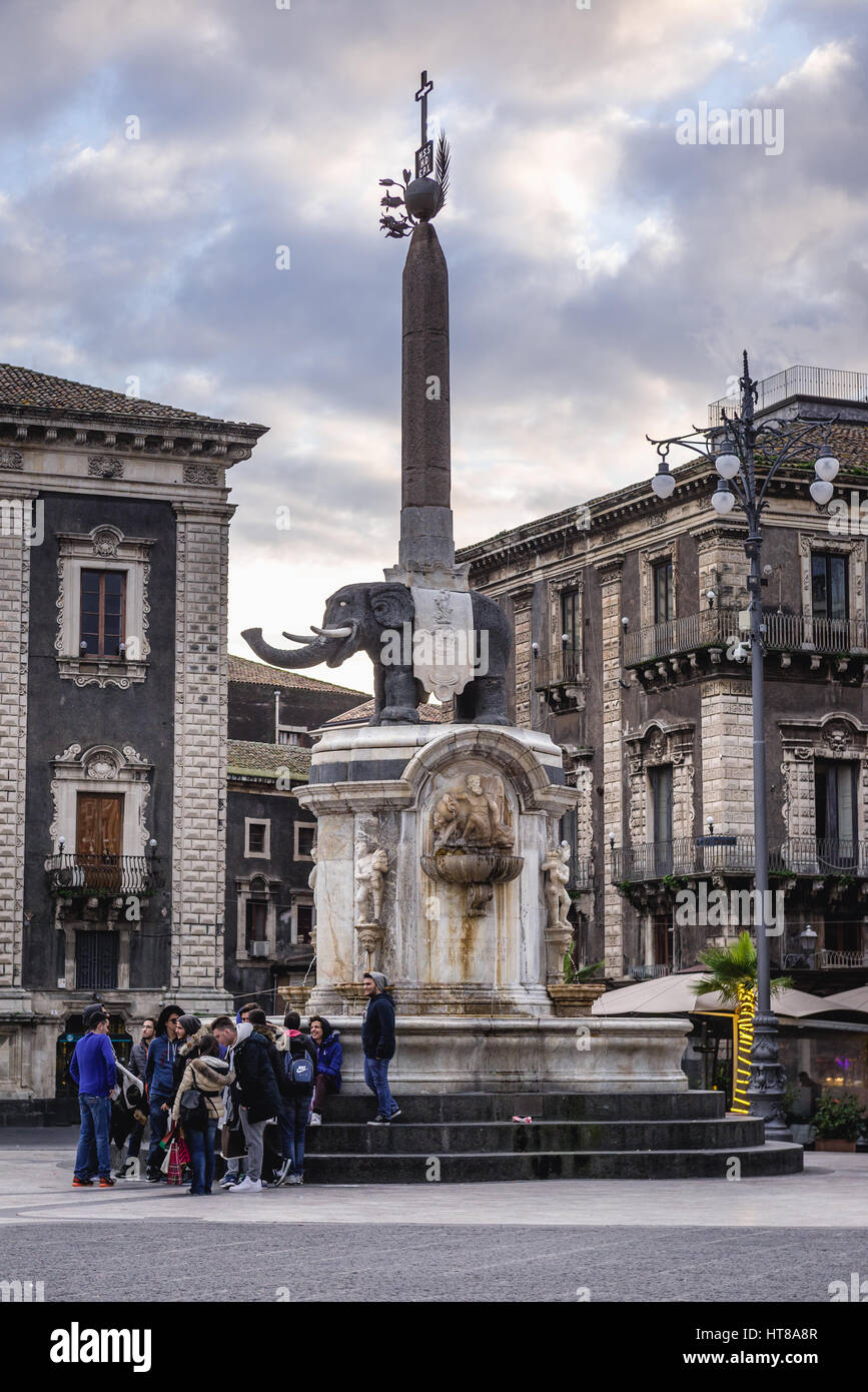 Elefantenbrunnen (Fontana dell'Elefante auch genannt u Liotru) am Domplatz (Piazza del Duomo), Symbol von Catania, Sizilien-Insel, Italien Stockfoto