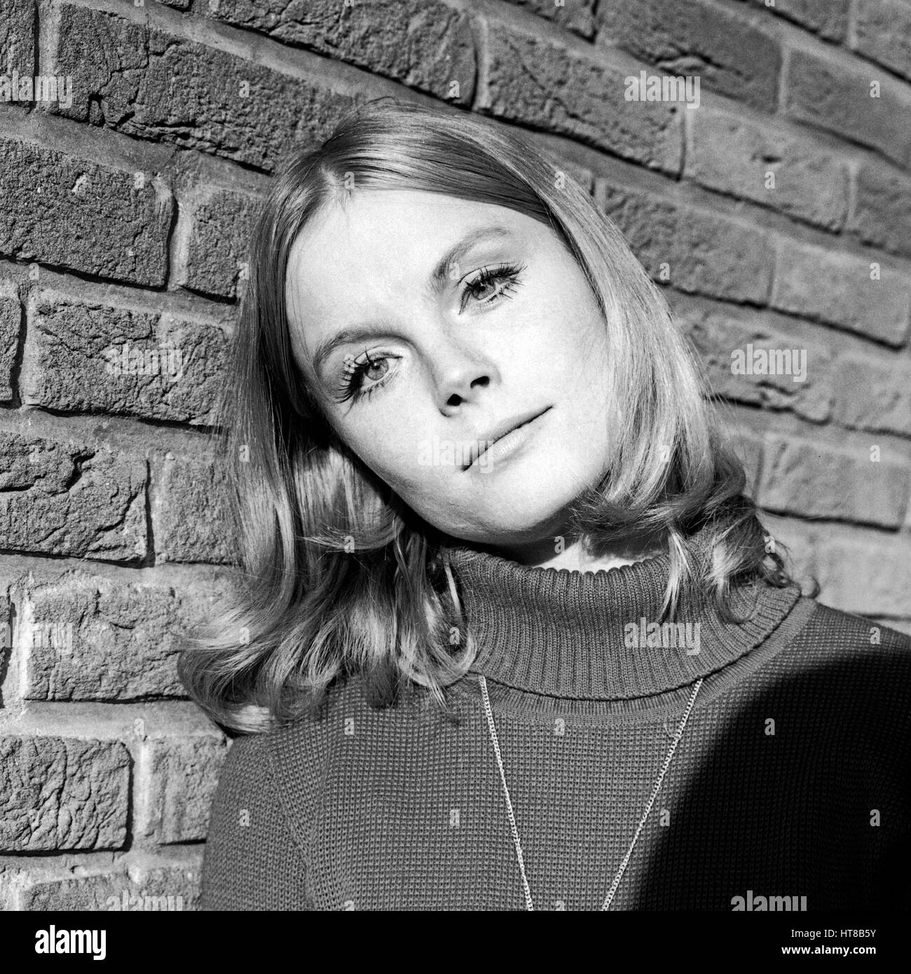 Episode "Der Papierblumenmörder" aus der Fernsehserie "Der Kommissar", Deutschland 1970, Monia: Christiane Schröder Stockfoto