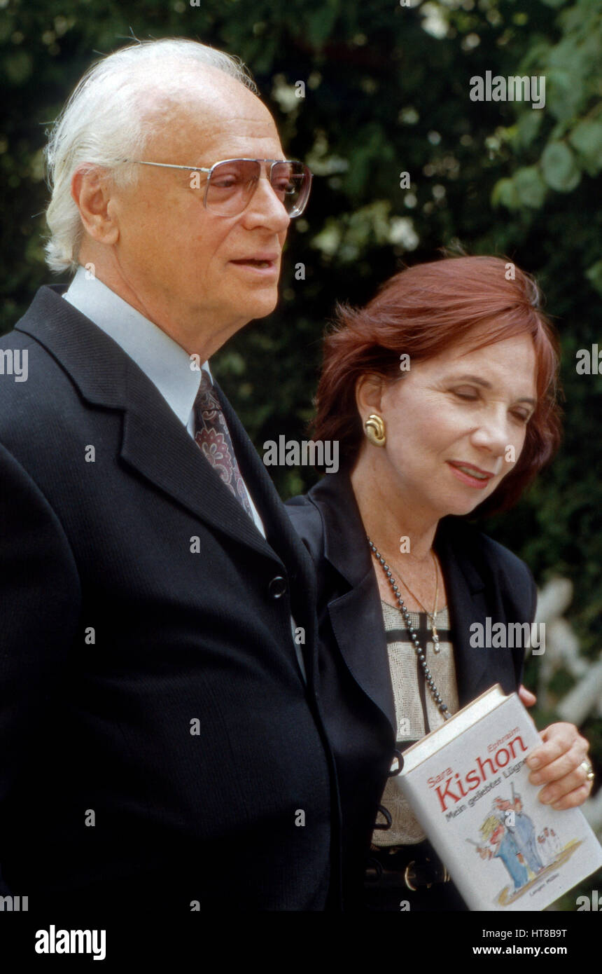 Israelischer Satiriker Ephraim Kishon mit Ehefrau Sara, Deutschland 1990 Jahre. Israelische Satiriker Ephraim Kishon und seine Frau Sara, Deutschland 90er Jahre. Stockfoto