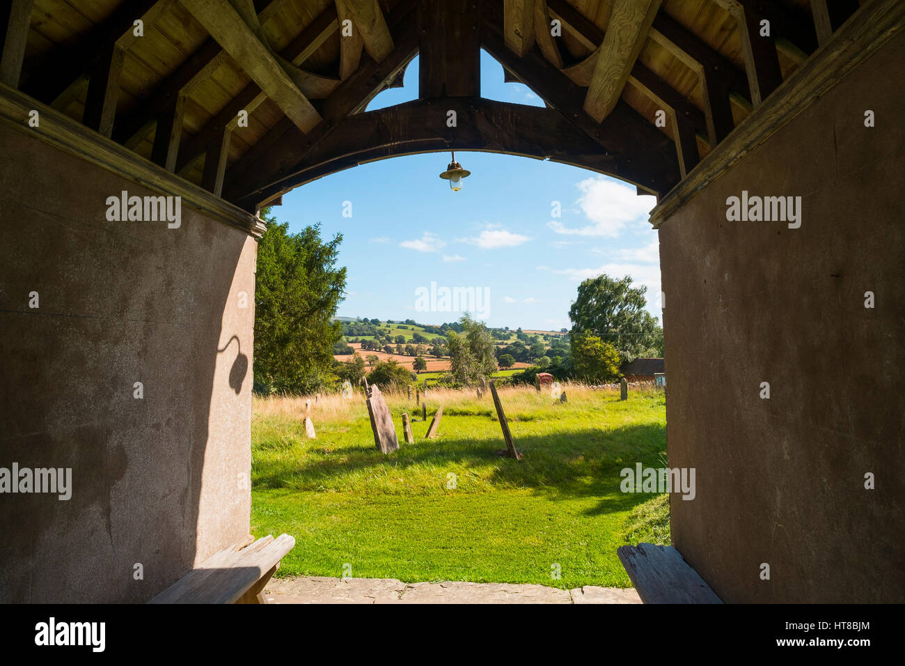Der Kirchhof und Veranda im 12. Jahrhundert Holy Trinity Church, Holdgate, South Shropshire, England, UK Stockfoto