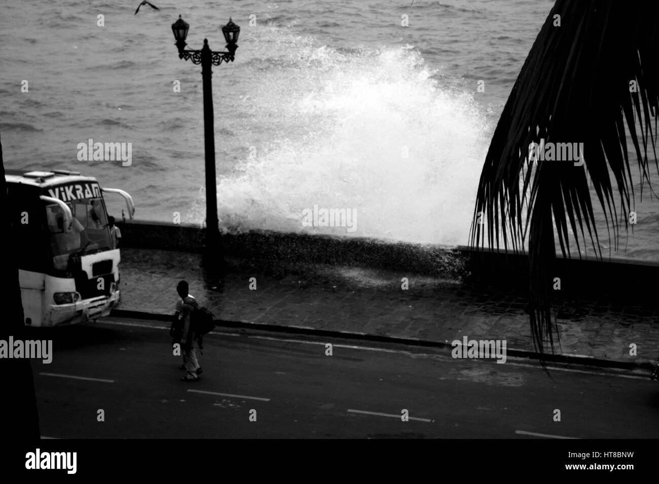 Wellen am Gate of India in Mumbai während Monsun Stockfoto