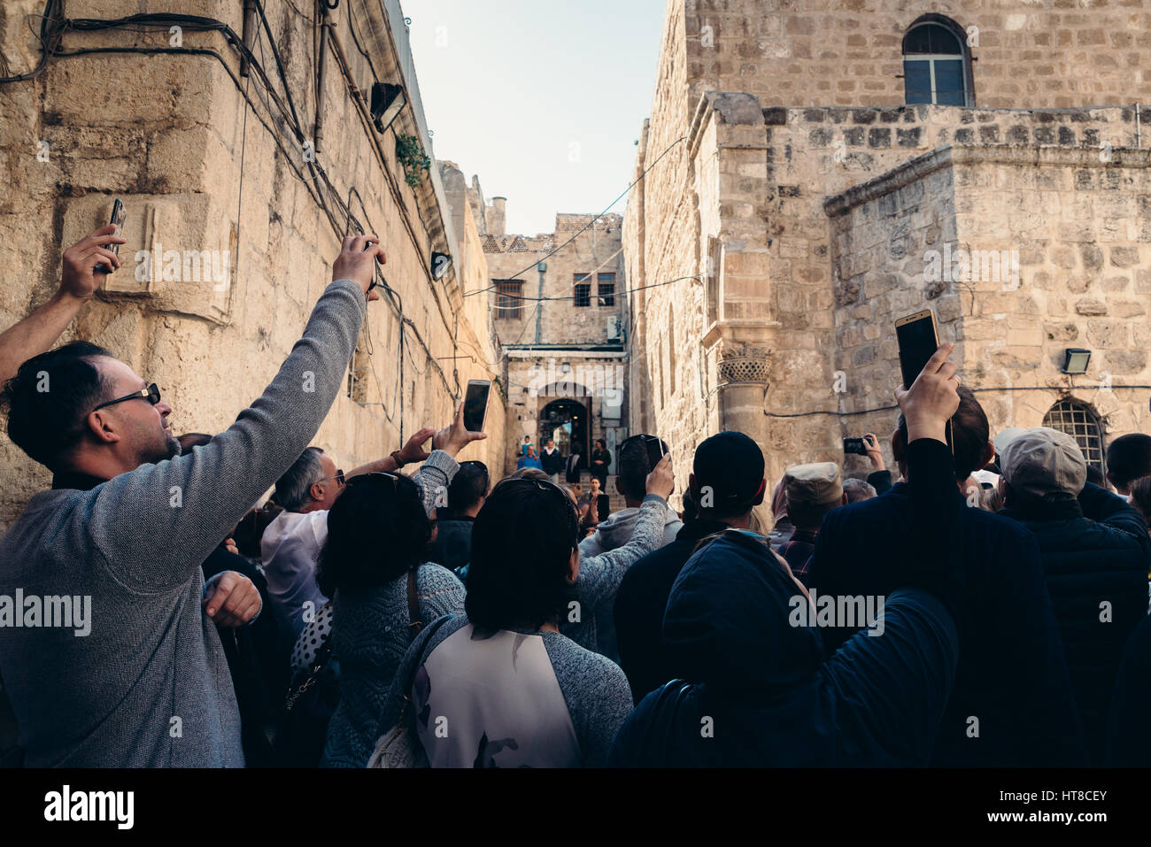 Touristen und Einheimische in der Altstadt von Jerusalem, Israel Stockfoto