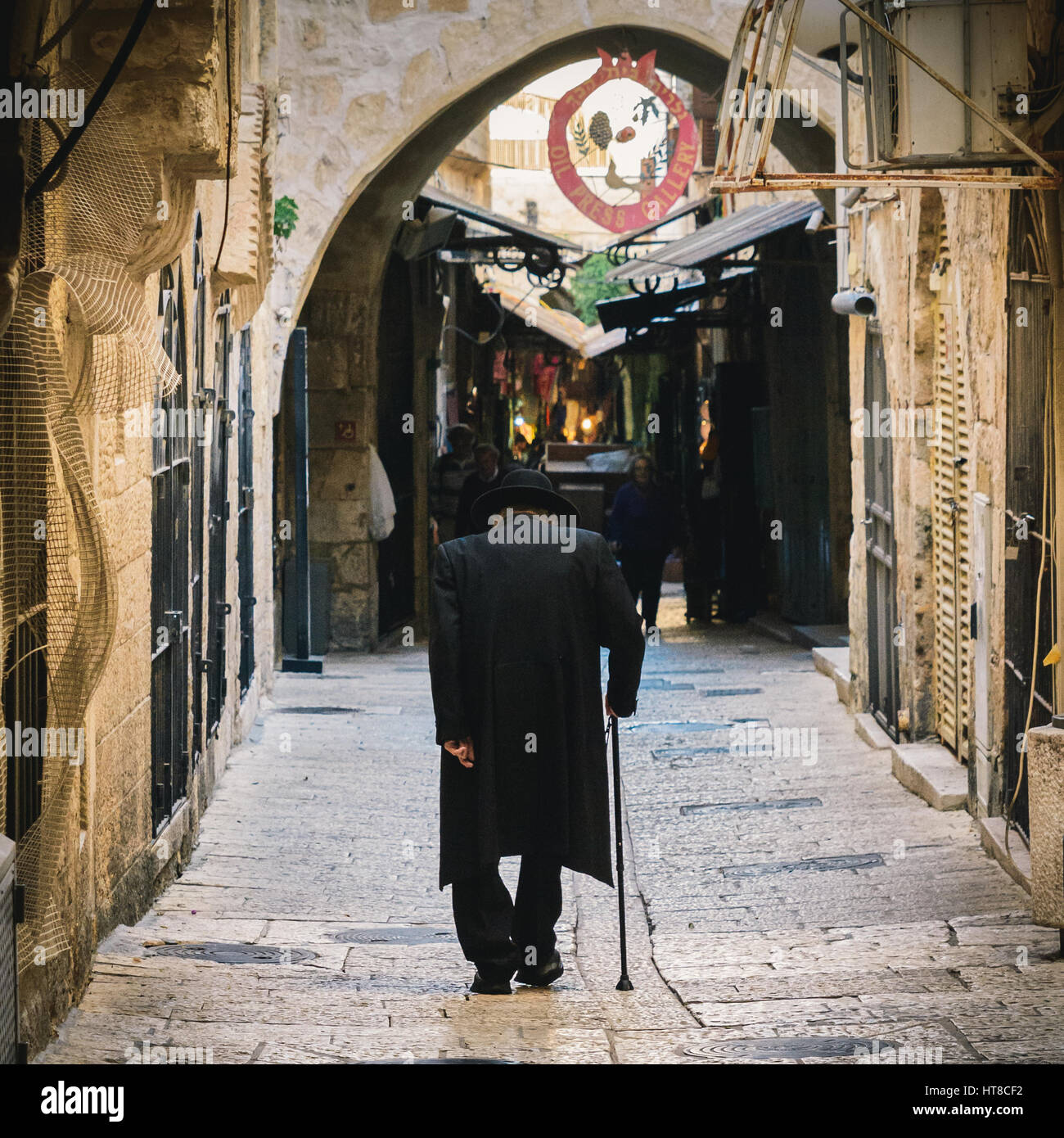 Orthodoxer Jude zu Fuß durch eine schmale Straße im jüdischen Viertel der Altstadt Jerusalem Israel Stockfoto
