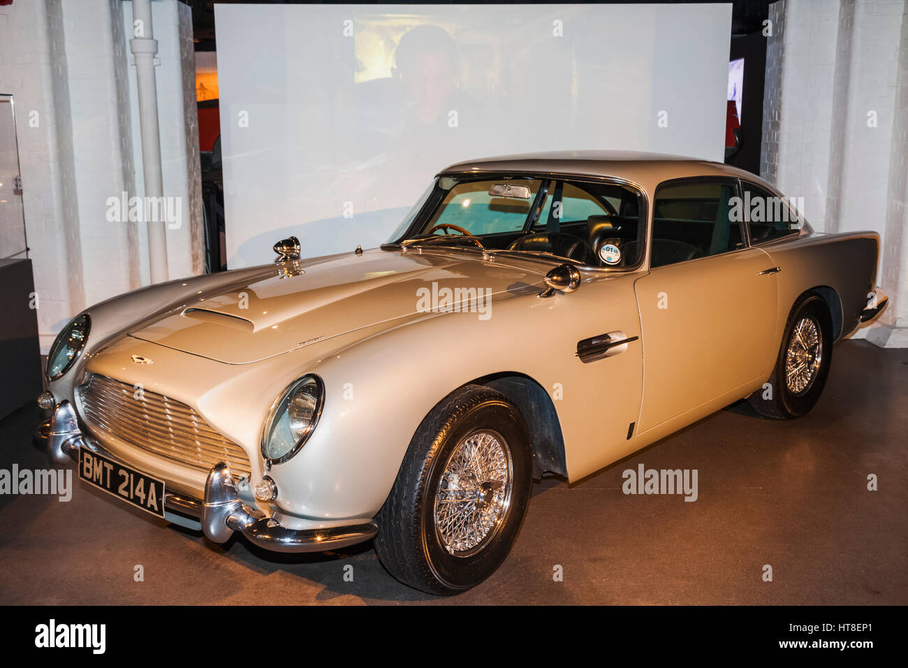 England, London, Covent Garden, London Film Museum, Aston Martin DB5 Auto aus dem James Bond Film Golden Eye vom 1995 Stockfoto