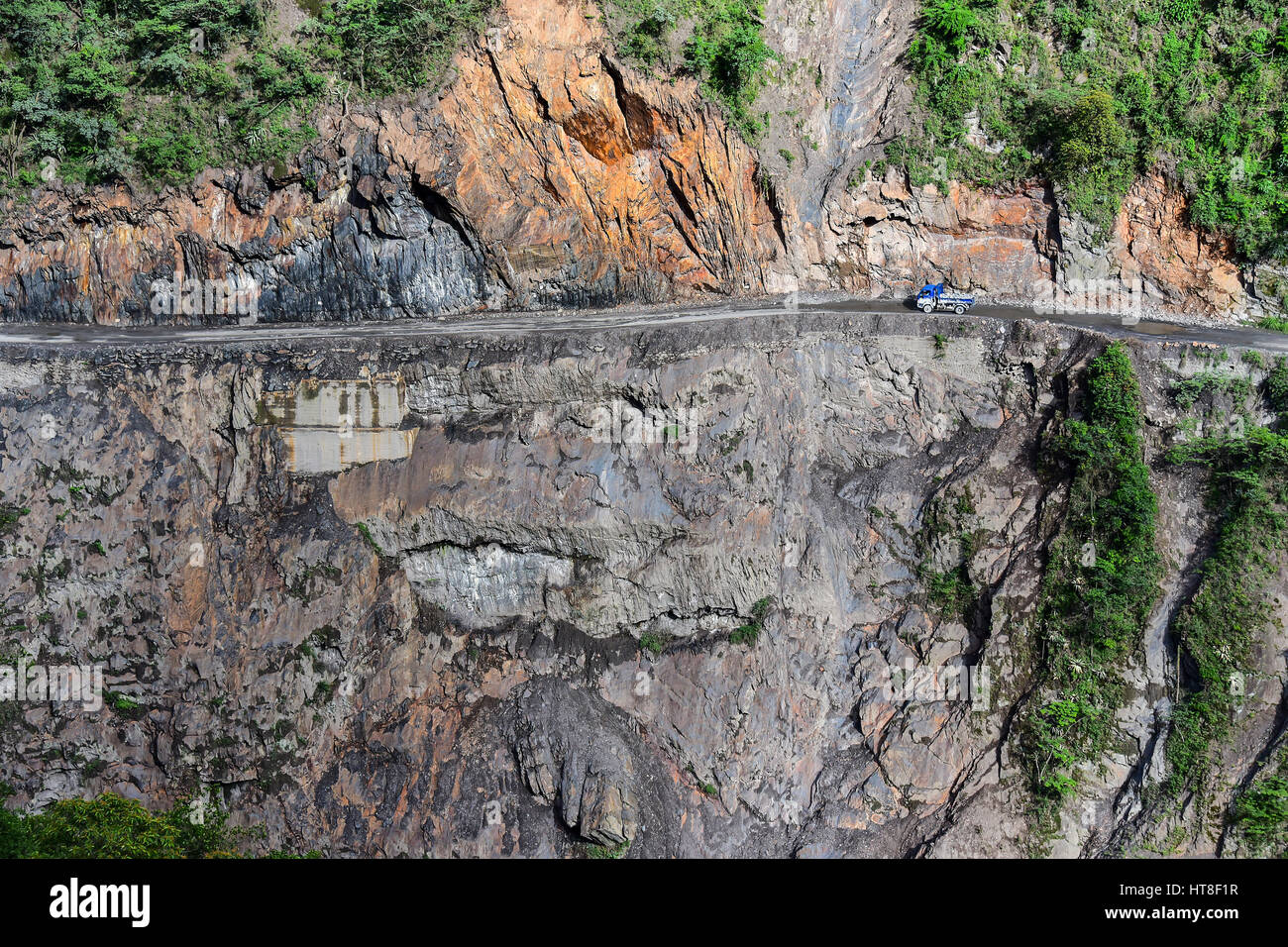 Gasse in Klippe mit Lkw, Tod Road, Camino de La muerte, yungas Straße zwischen La Paz und coroico, Bolivien Stockfoto