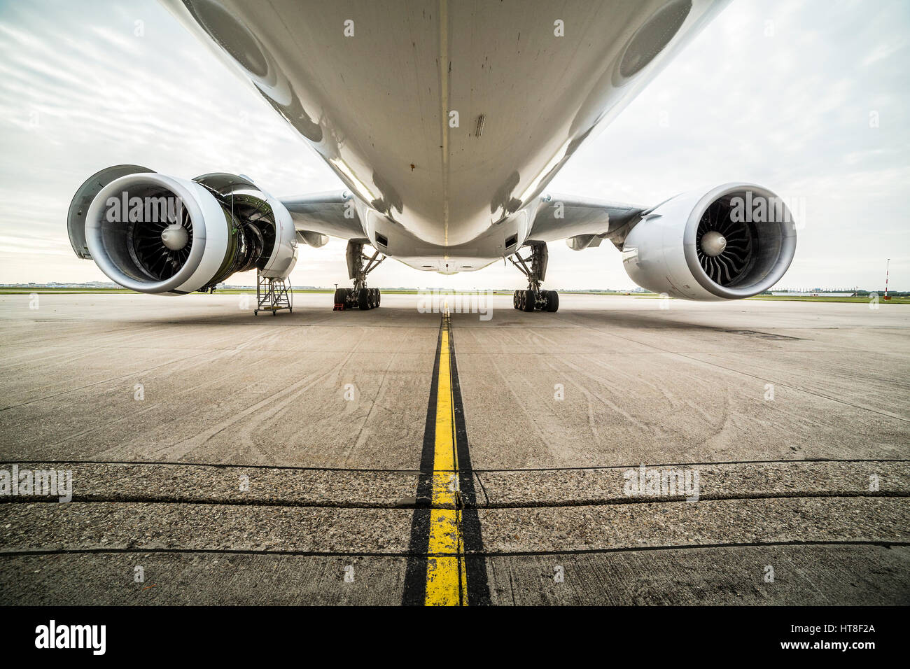 Wartung eines großen Flugzeugs, Schiphol Flughafen, Amsterdam, Niederlande Stockfoto