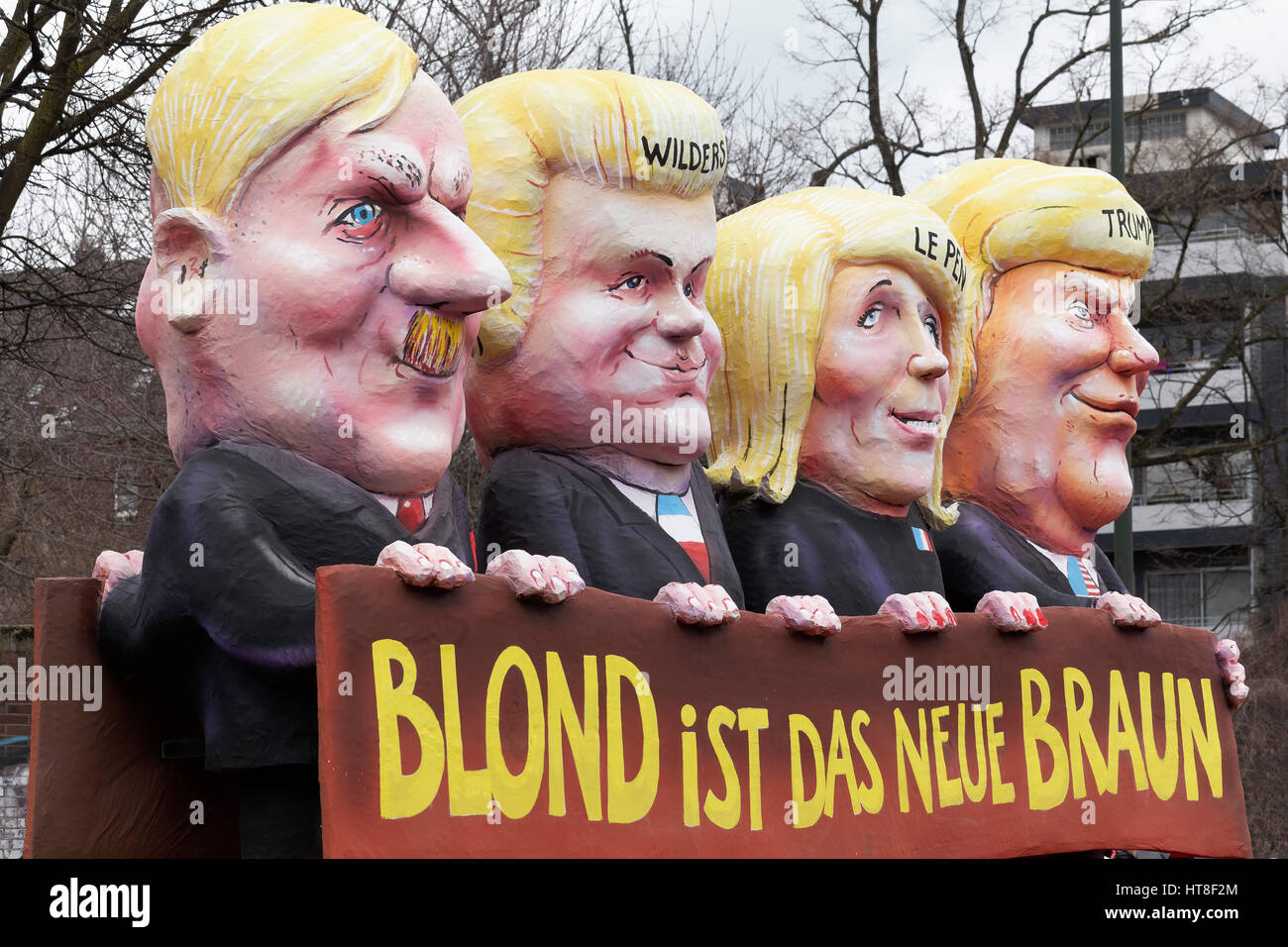 US-President Donald Trump, Marine Le Pen, Geert Wilders, Adolf Hitler, Pappmaché Papierfiguren, politische Karikatur, Motto-Wagen Stockfoto