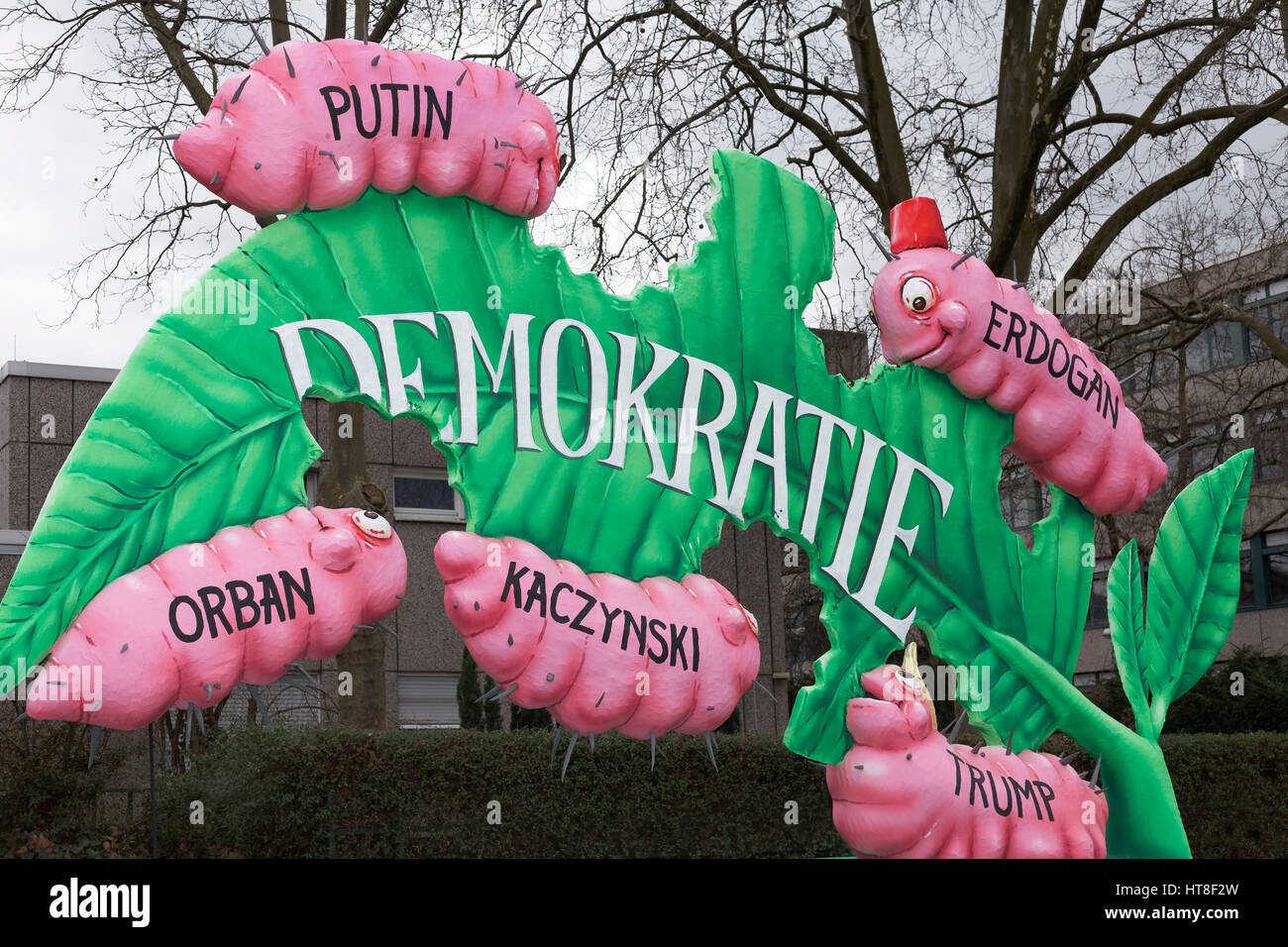 Raupen Essen grünes Blatt, Feinde der Demokratie, Putin, Erdogan, Trump, Orban, Kaczinsky, politische Karikatur, Pappmaché, Stockfoto