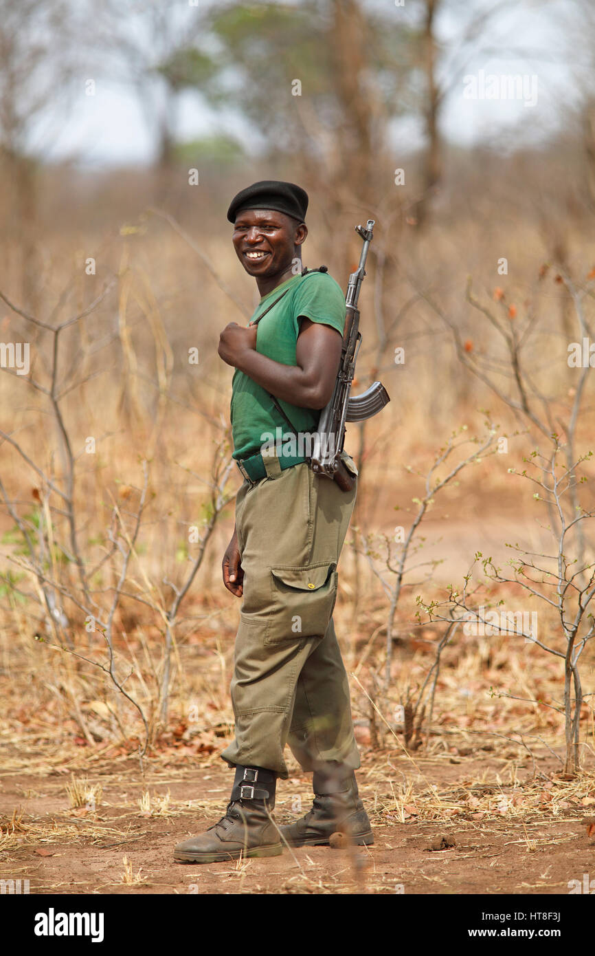 Wildhüter mit Pistole, Mosi-Oa-Tunya Nationalpark, Livingstone, Sambia Stockfoto