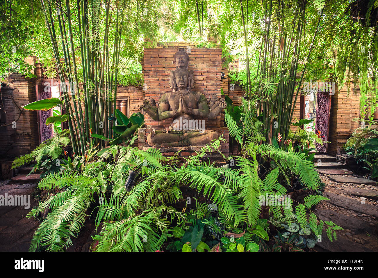 Buddhafigur Terrakotta Garten Chiang Mai Nord Thailand