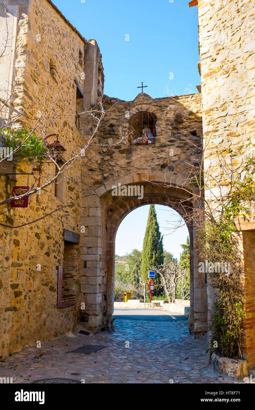 Eingangstor zum Castelnou Pyrenäen Orientales, Frankreich Stockfoto