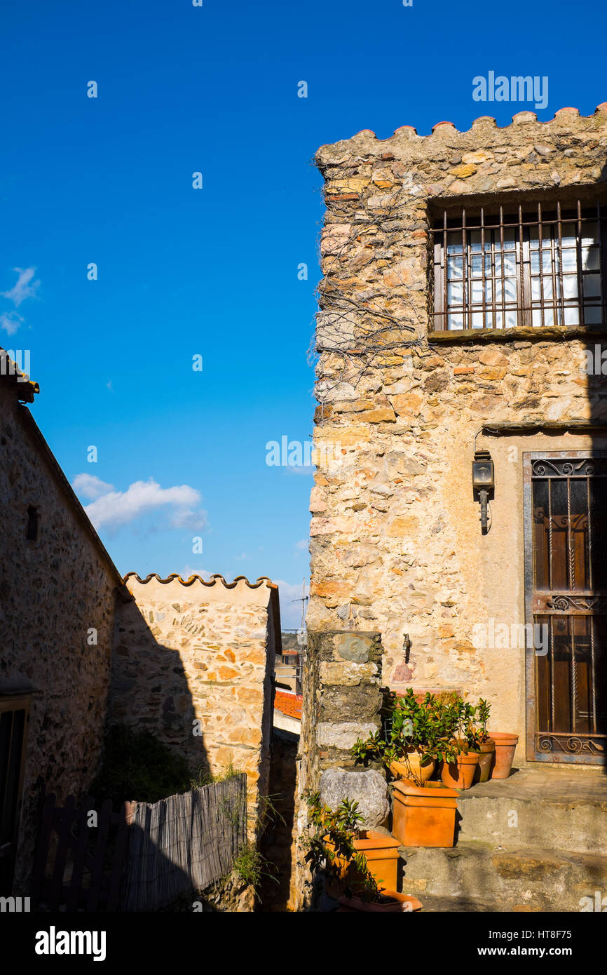 Häuser in Castelnou Pyrenäen Orientales, Frankreich Stockfoto