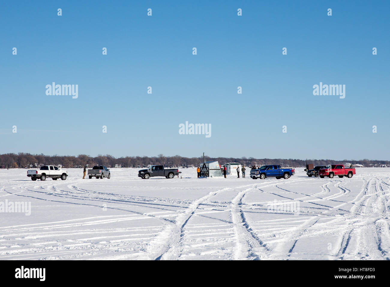 Appleton, WI - 13. Februar 2016: Eine Gruppe von Eis Fischer und ihre Fahrzeuge versammelten sich am Lake Winnebago in der Nähe von Appleton, WI.  Stör ist eine alte g Stockfoto