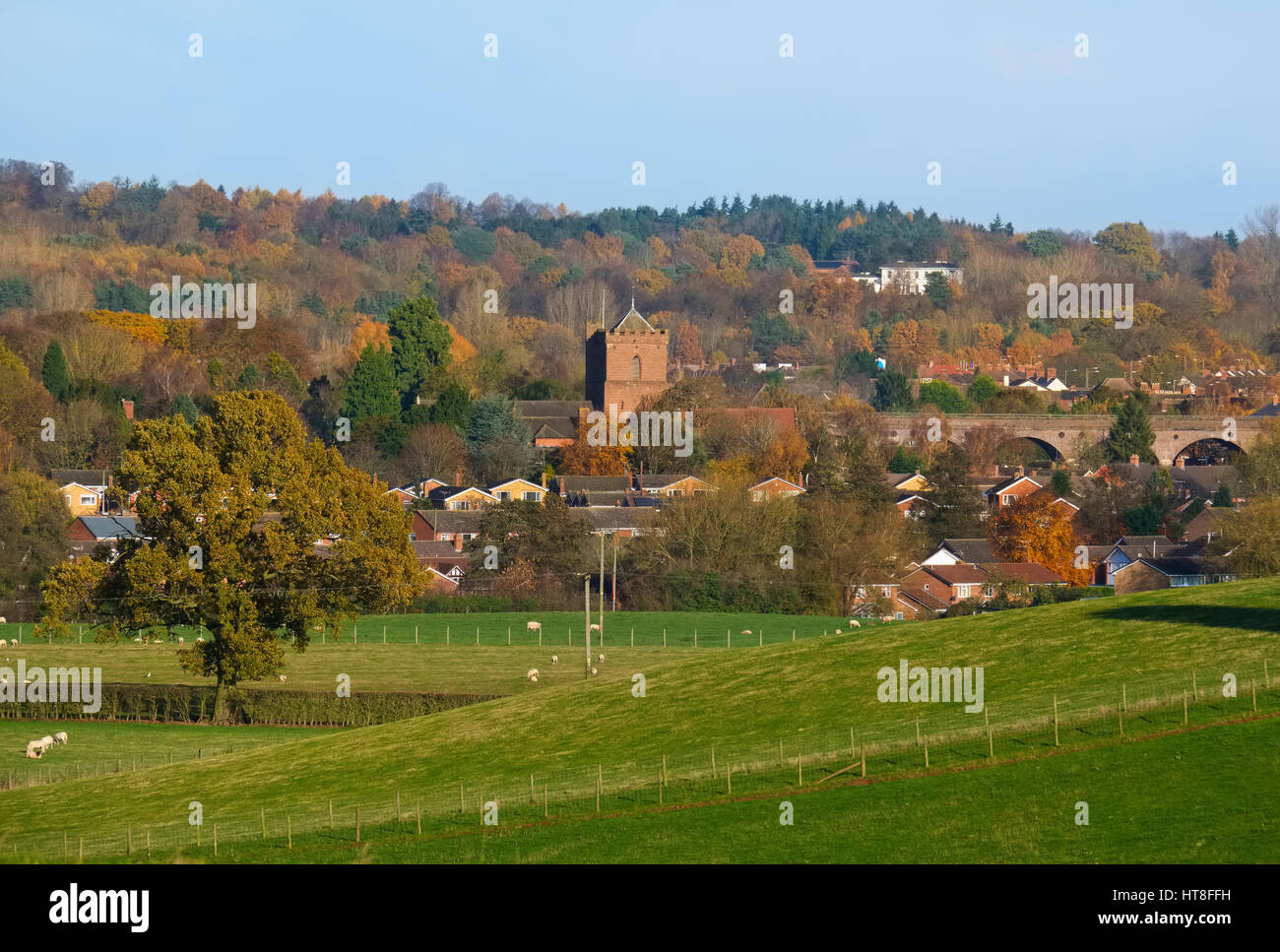 Die Stadt von Shifnal, gesehen vom Lodge Hill, Shropshire. Stockfoto