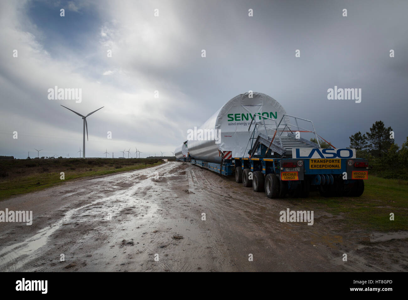 Erneuerbare Energien. Transport von Windkraftanlagen in der Algarve, Portugal Stockfoto